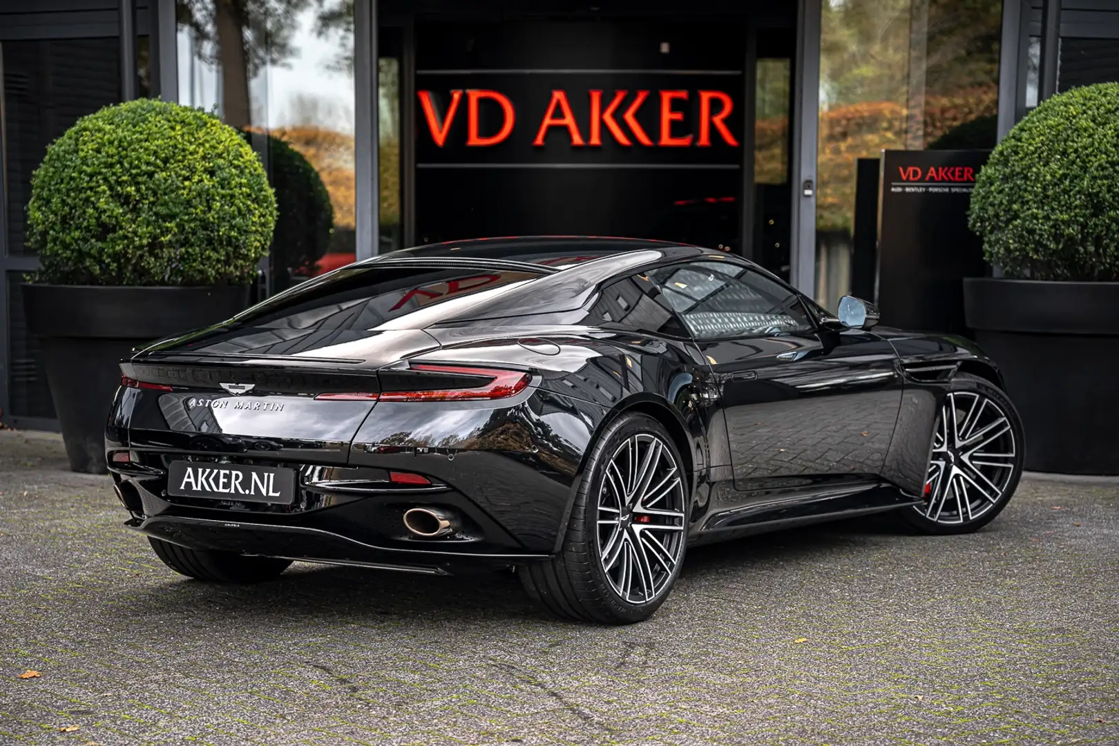 Aston Martin DB12 V8 Keramische Remschijven | Lux Quilting Leder | R Schwarz - 2