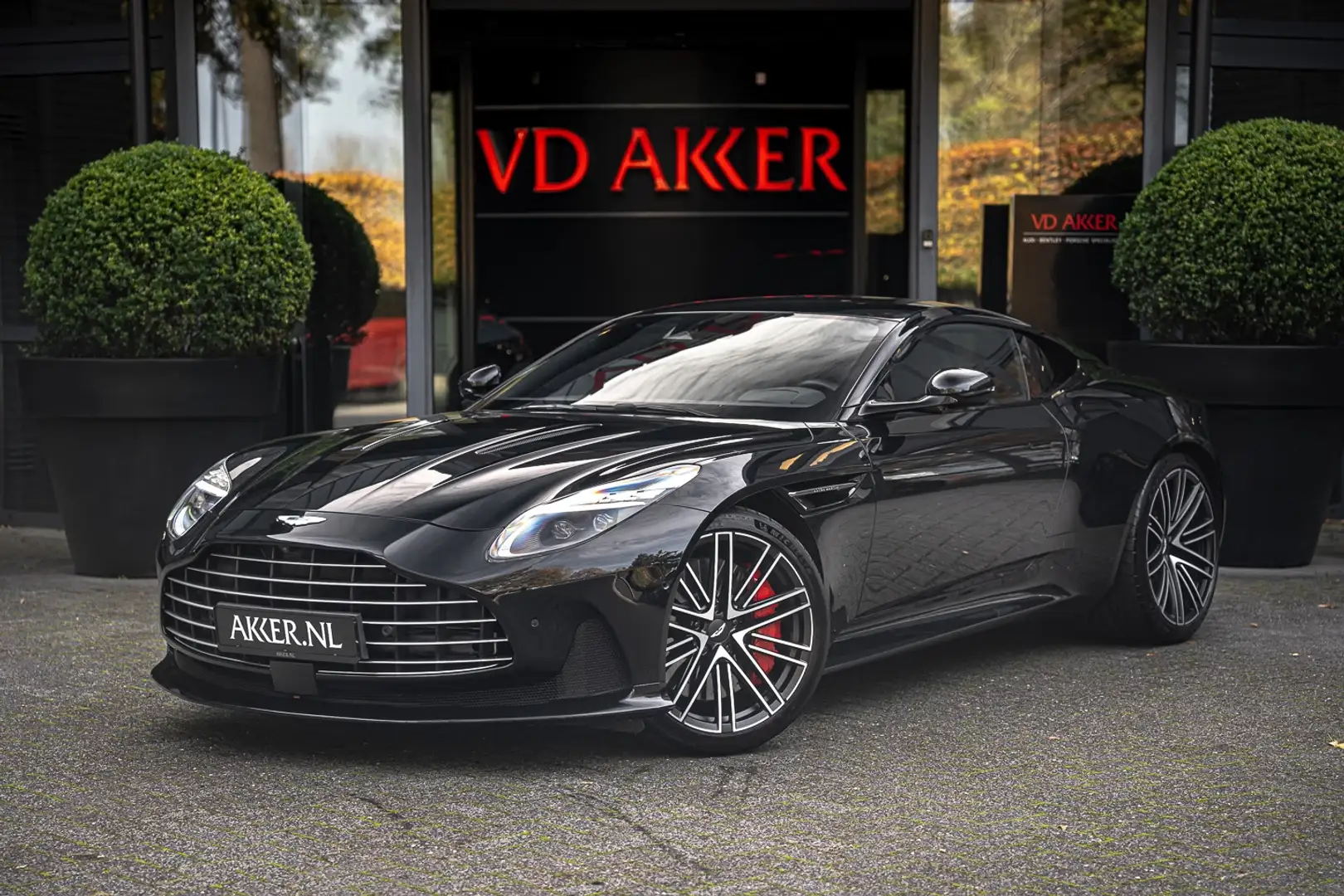 Aston Martin DB12 V8 Keramische Remschijven | Lux Quilting Leder | R Schwarz - 1