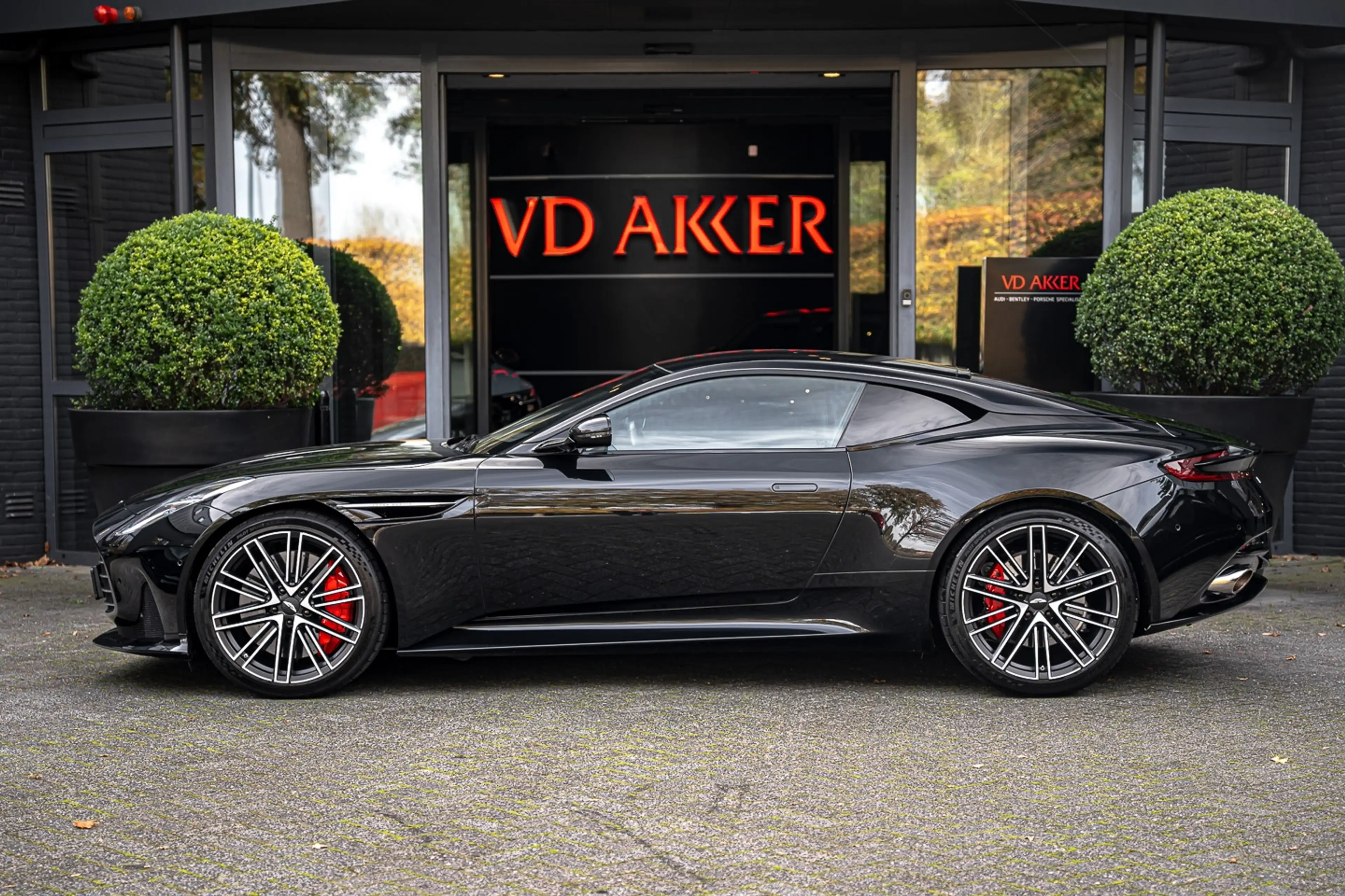 Aston Martin DB12 V8 Keramische Remschijven | Lux Quilting Leder | R — photo 6