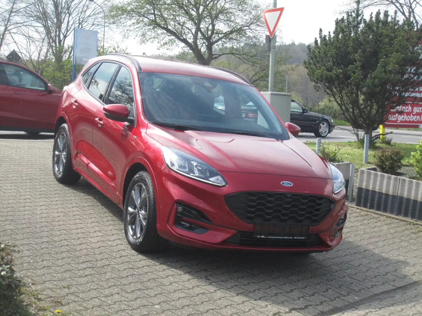 Ford Kuga 1.5 EcoBoost ST-LINE 5-t. Rot - 1
