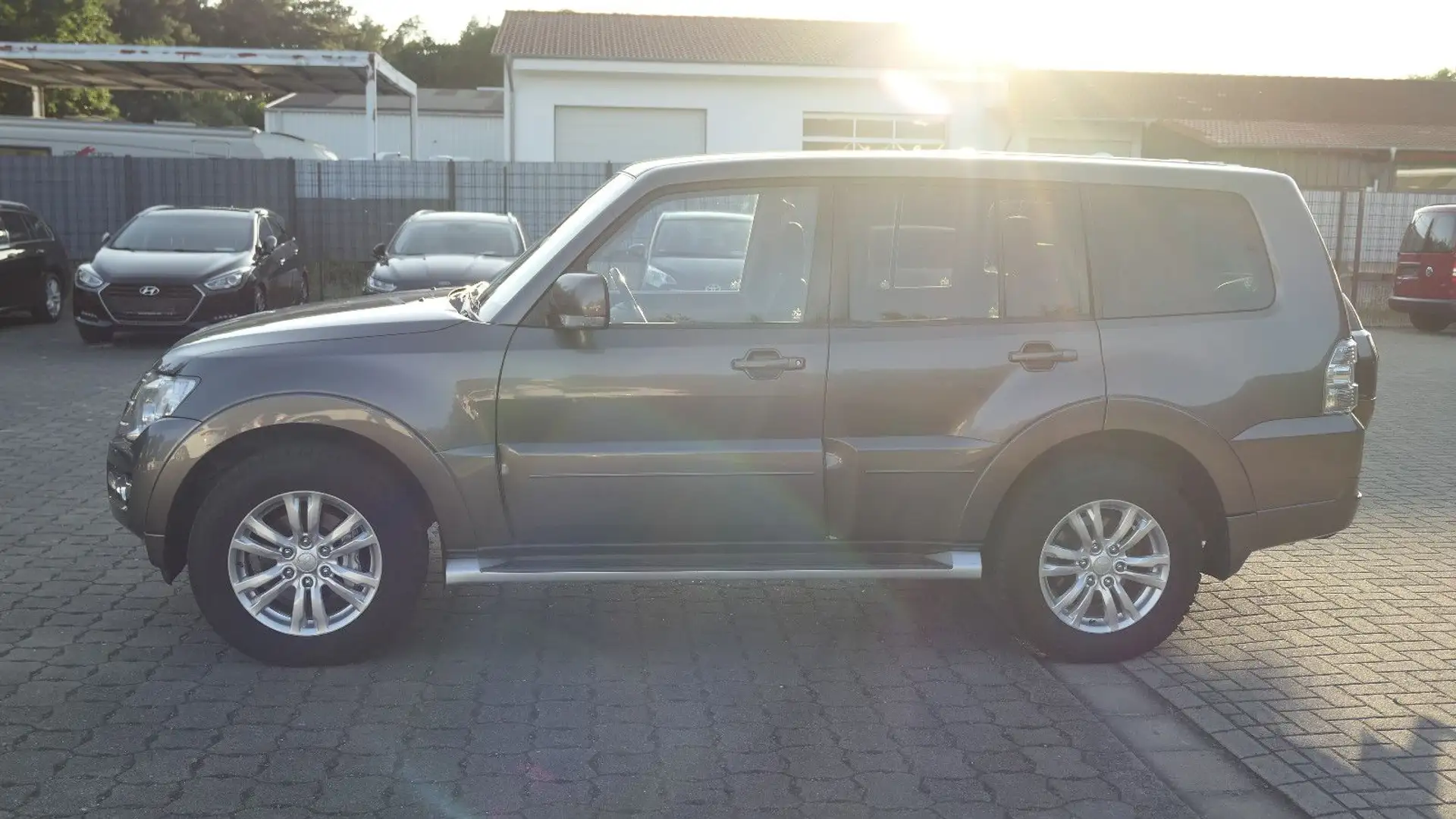 Mitsubishi Pajero 3.2 DI-D Plus/AHK/Xenon/7-Sitzer/R-Cam Braun - 2