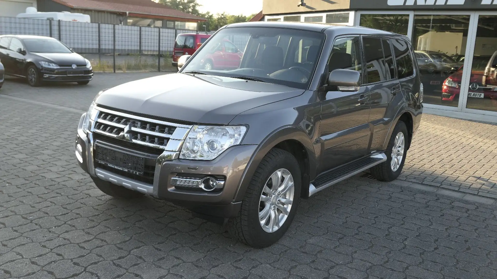 Mitsubishi Pajero 3.2 DI-D Plus/AHK/Xenon/7-Sitzer/R-Cam Braun - 1