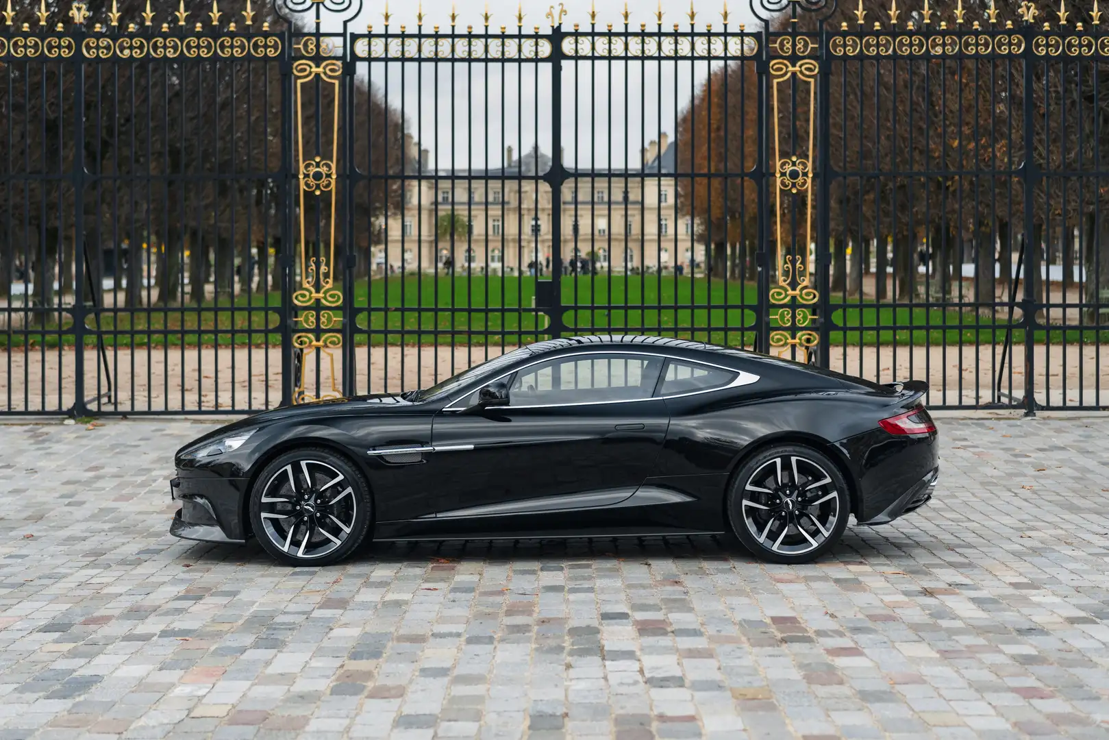 Aston Martin Vanquish Vanquish Coupé Touchtronic III 2+2 - great spec Noir - 2