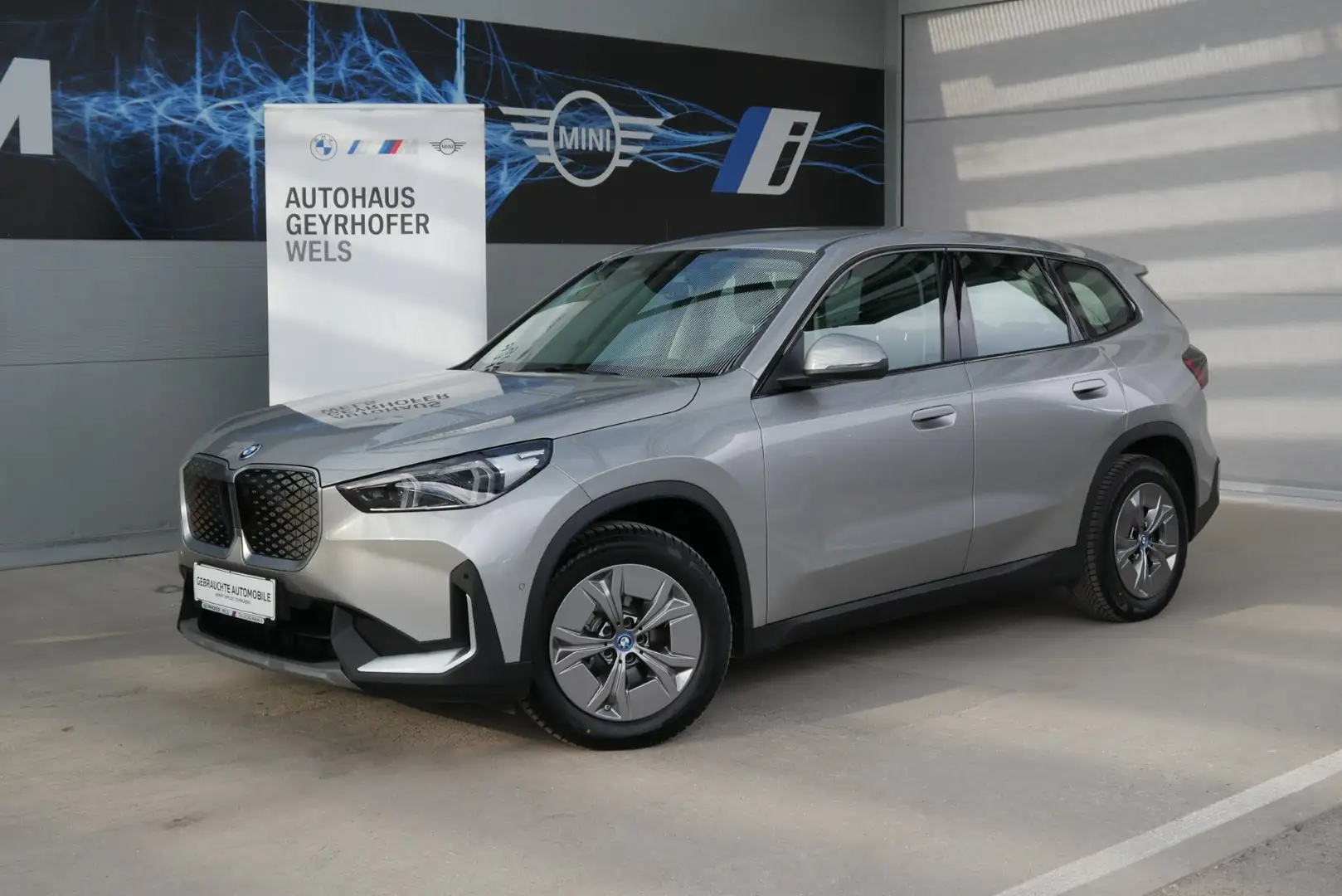 BMW iX1 xDrive30 *Adapt. LED/Navi/Driving Assistant/RFK* Silber - 1