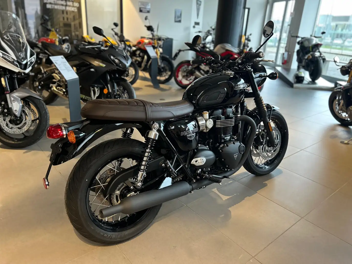 Triumph Bonneville T120 Black Negro - 2