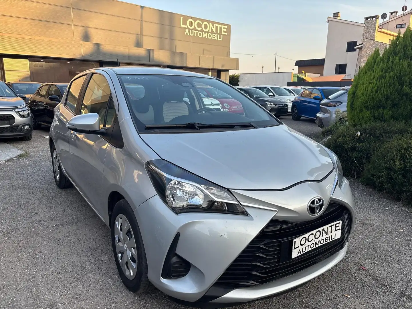 Toyota Yaris Trend Platinum Edition S *AUTOMATICA* Srebrny - 1