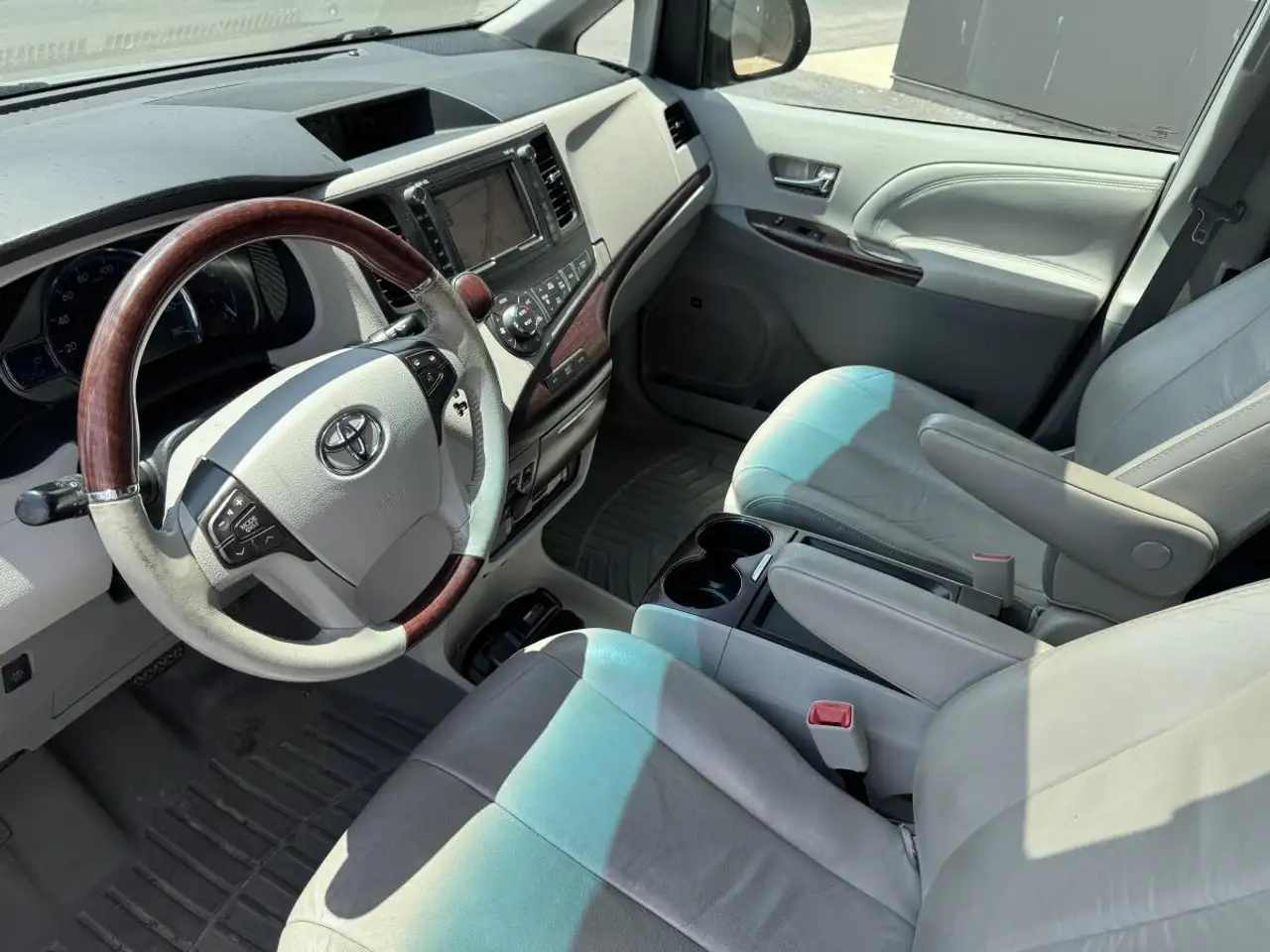 Toyota Sienna photo Toyota Sienna