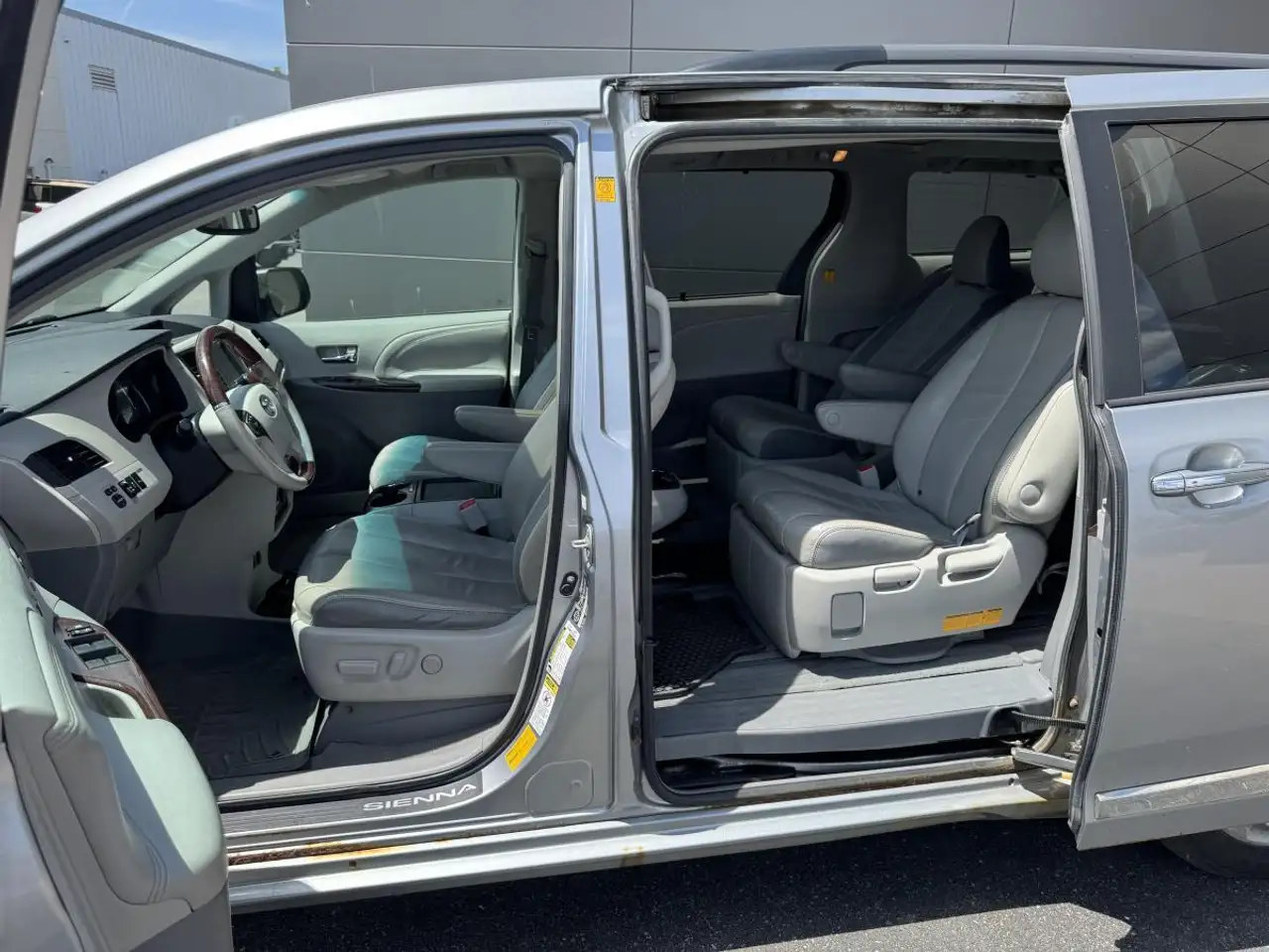 Toyota Sienna photo Toyota Sienna