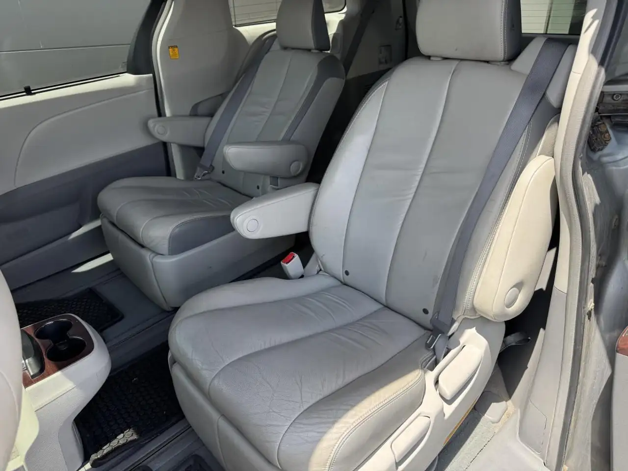 Toyota Sienna photo Toyota Sienna