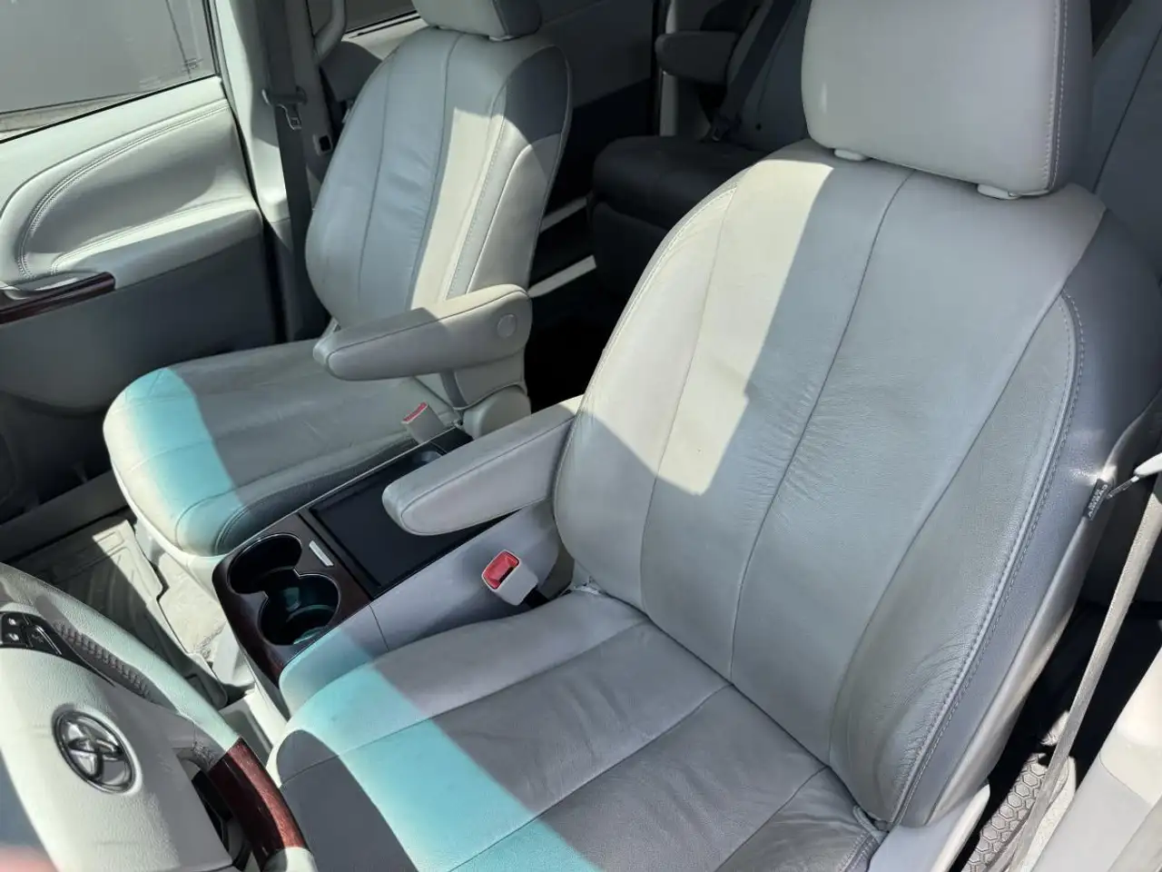 Toyota Sienna photo Toyota Sienna
