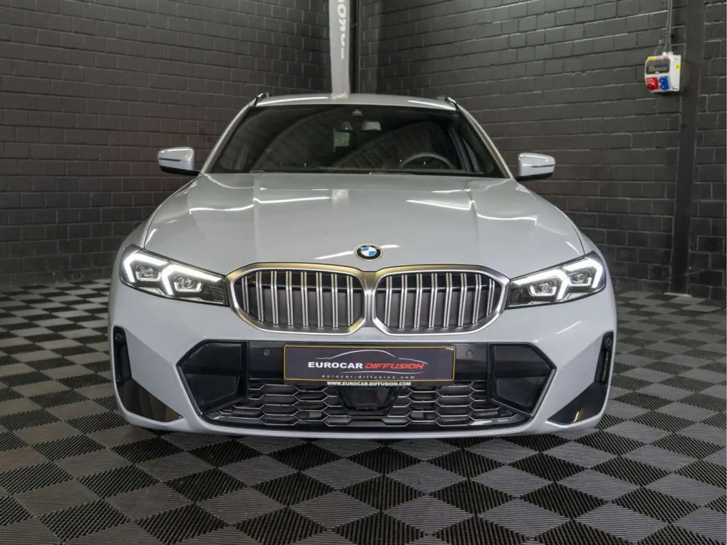 BMW 330 330i xDrive M-Sport Touring 245CV Hayon, ACC, Sièg Gris - 2