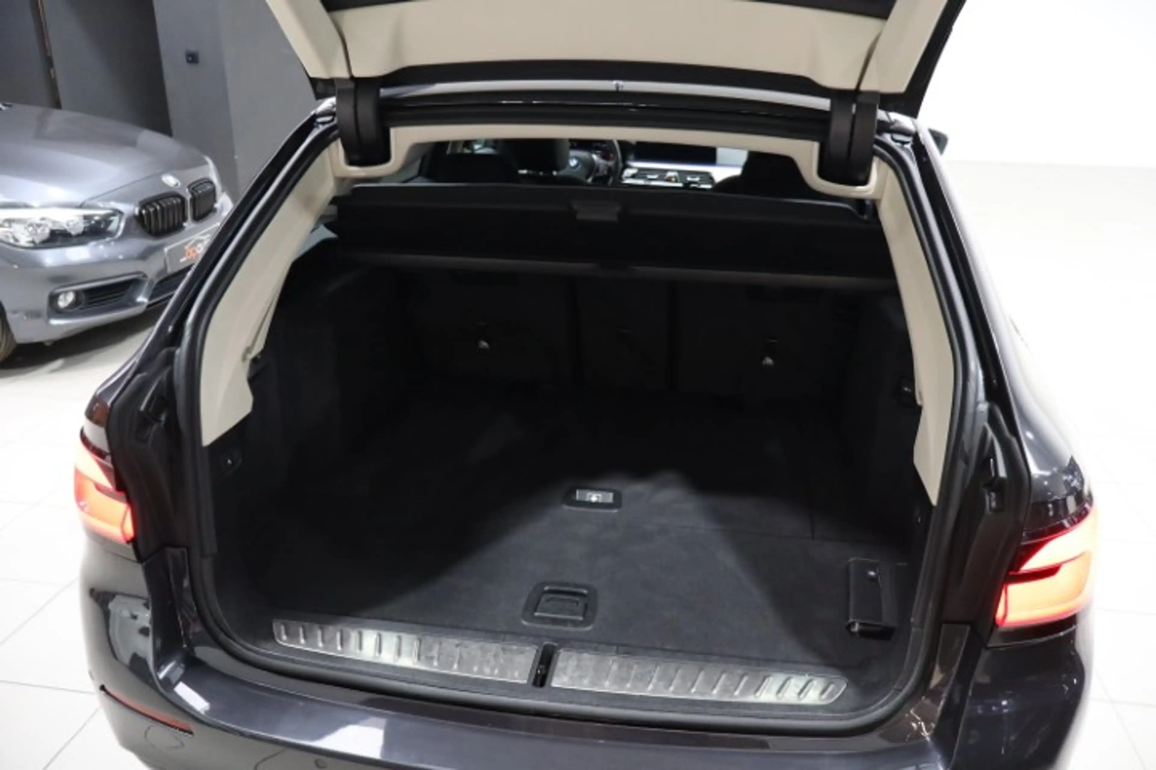 BMW 518 Touring — photo 11