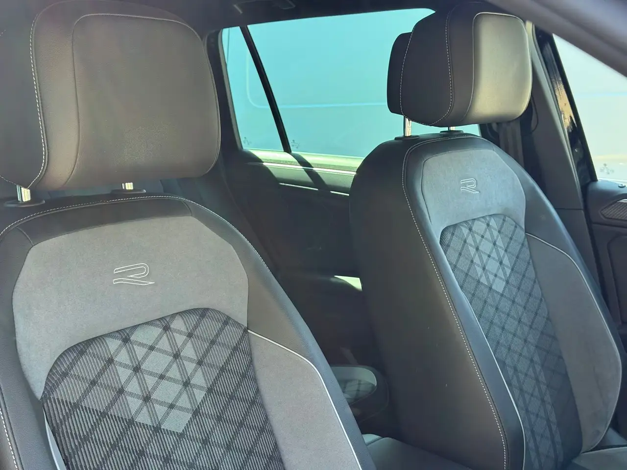 Volkswagen Tiguan 2.0 tdi R-Line 150cv dsg 17