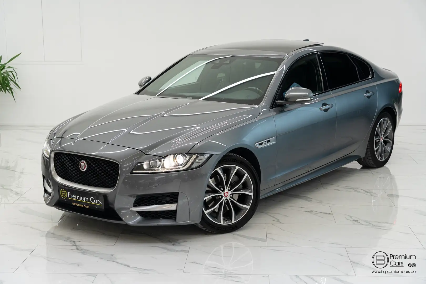 Jaguar XF 20d Aut. R-Sport line! Memory, Leder, Pano, Led! Grijs - 2