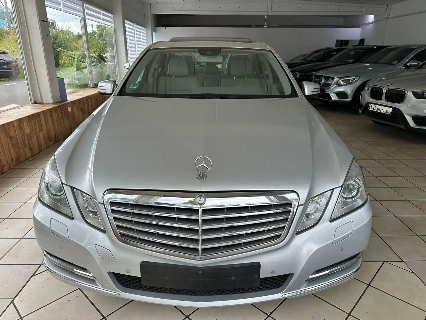 Mercedes-Benz E 200 CGI Aut BlueEfficiency Lim mit Schiebedach Silber - 2