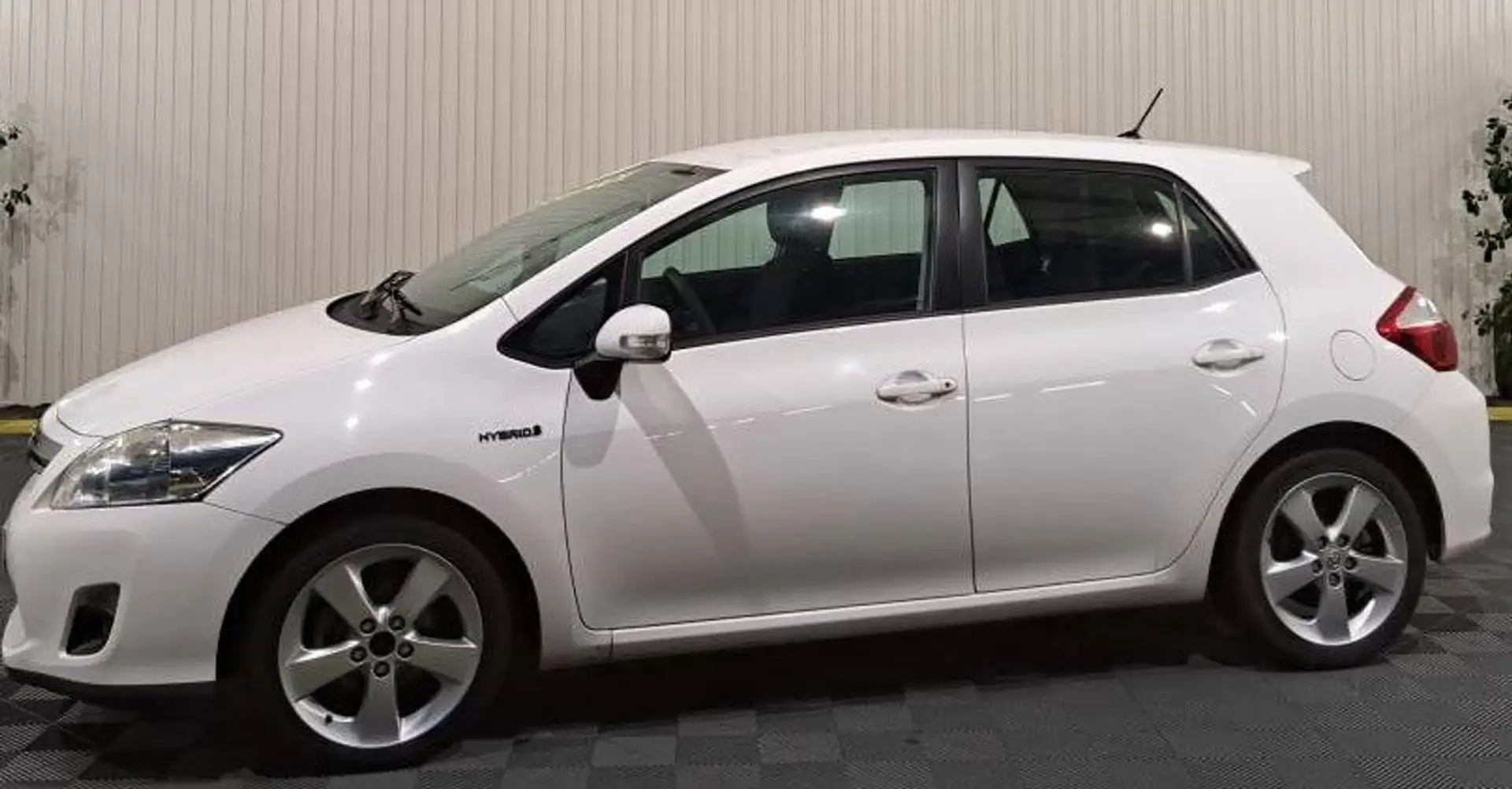 Toyota Auris HSD 136H EXECUTIVE 5P Blanc - 1
