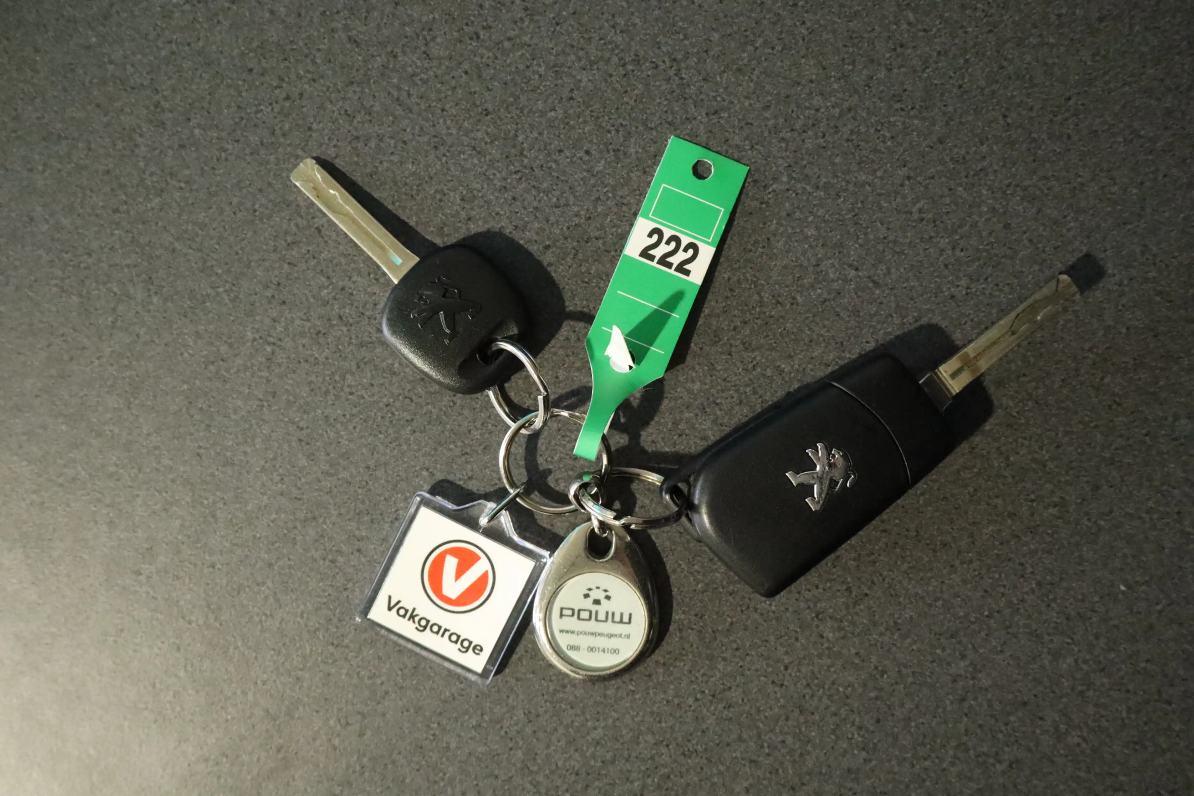 Peugeot 108 1.0 e-VTi Allure/ 5-Drs/ Camera/ Apple + Android/ — photo 15