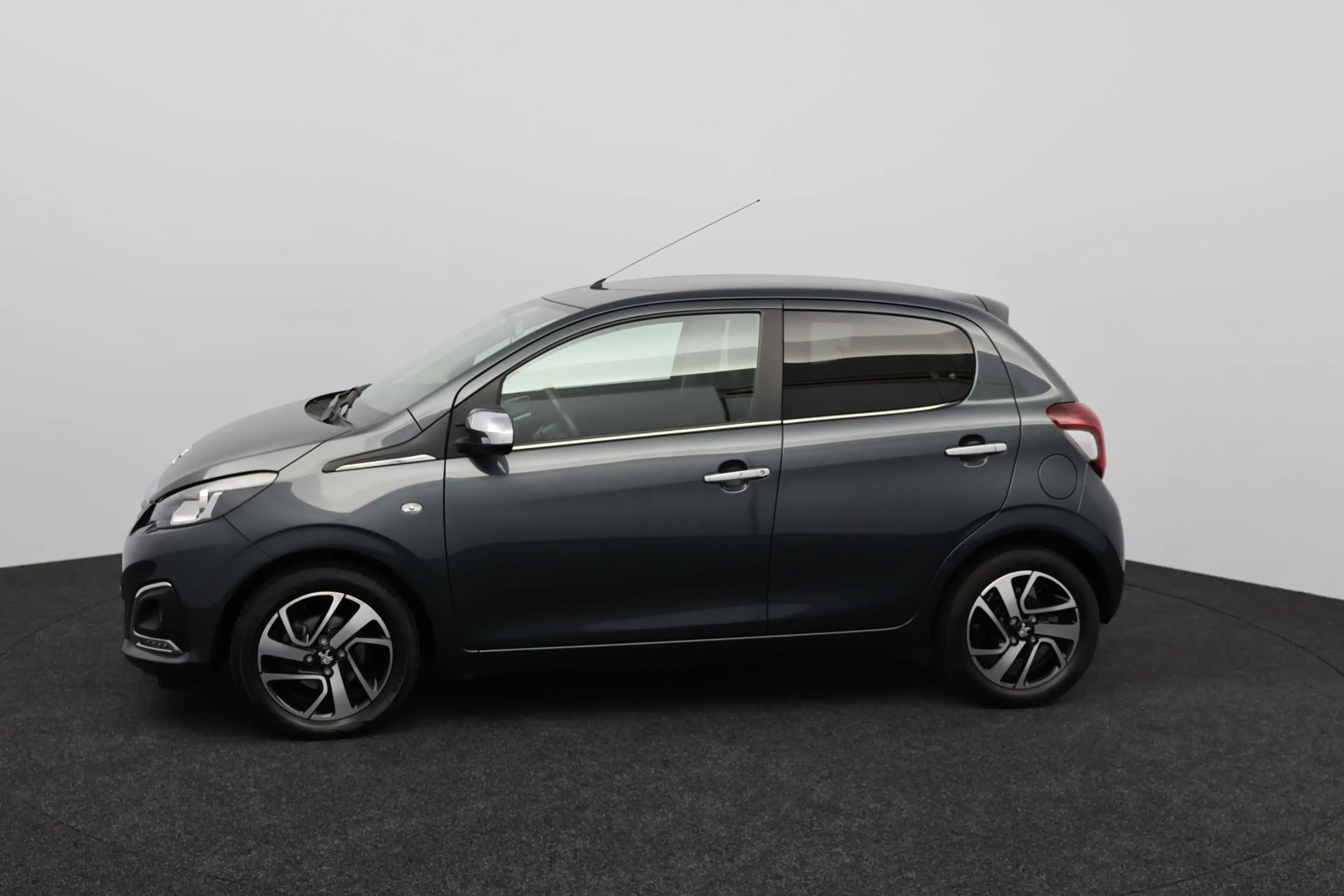 Peugeot 108 1.0 e-VTi Allure/ 5-Drs/ Camera/ Apple + Android/ — photo 4