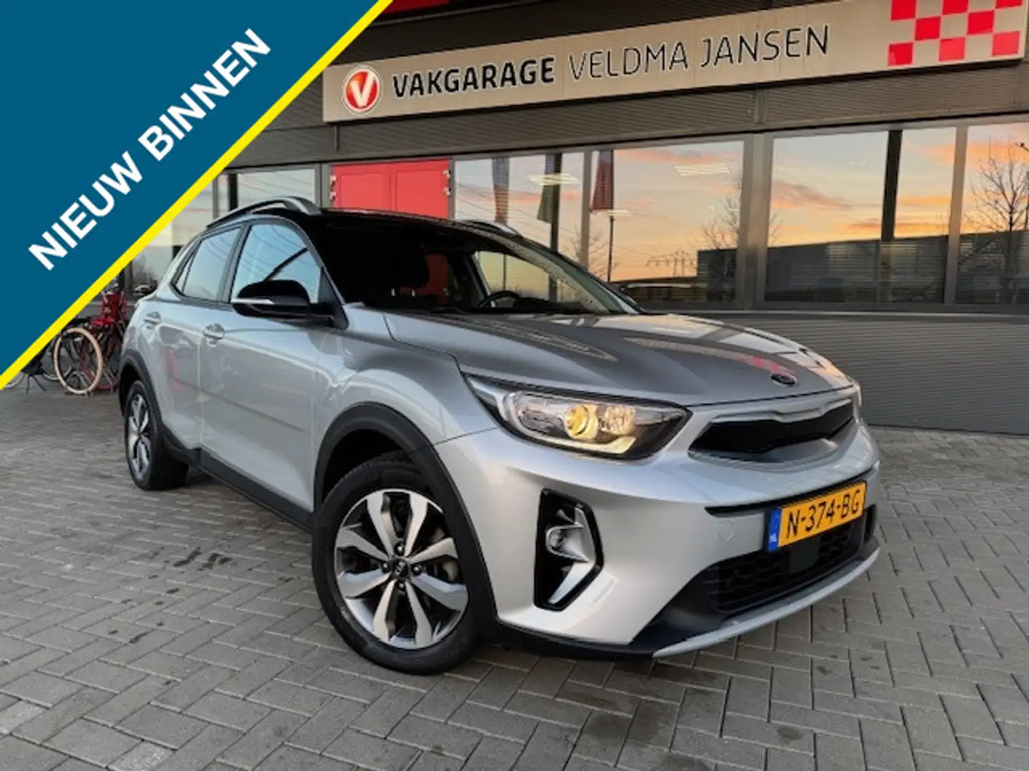 Kia Stonic 1.0 T-GDi MHEV 100 PK DYNAMICPLUSLINE 1e EIG. Grijs - 1