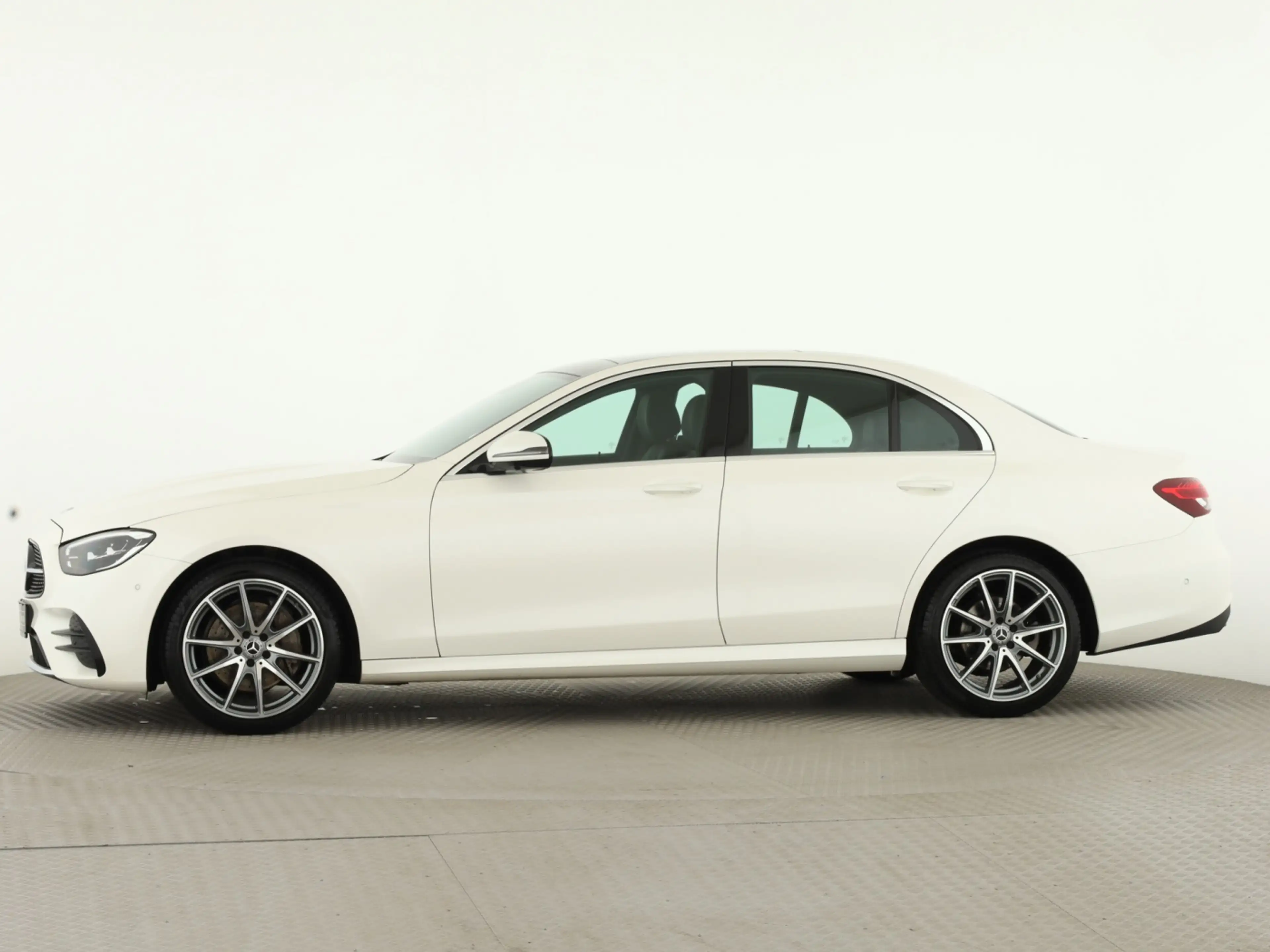 Mercedes-Benz E 220 d 4M *AMG*Panorama*Standheizung*360°Kamera — photo 7