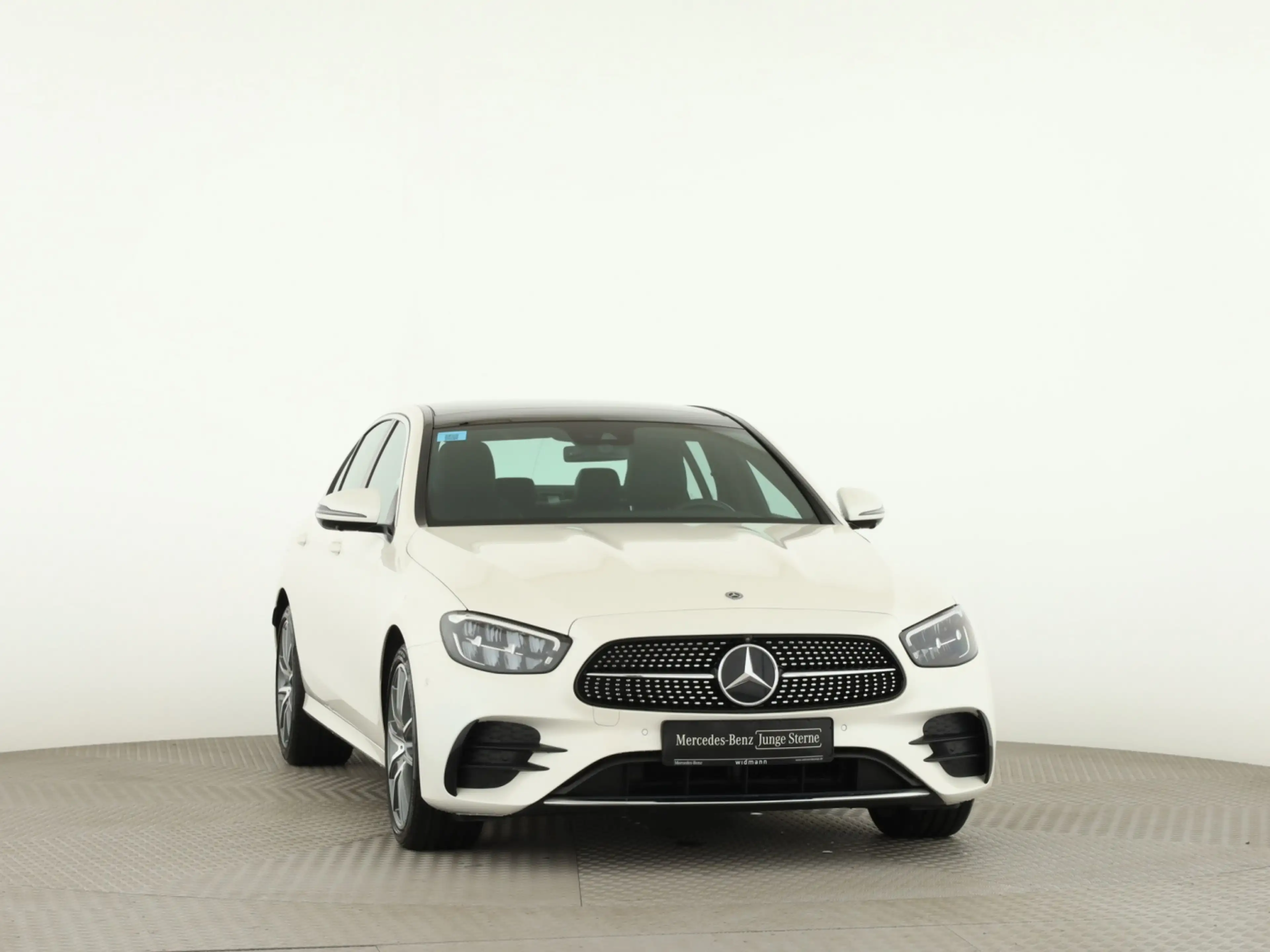 Mercedes-Benz E 220 d 4M *AMG*Panorama*Standheizung*360°Kamera — photo 3
