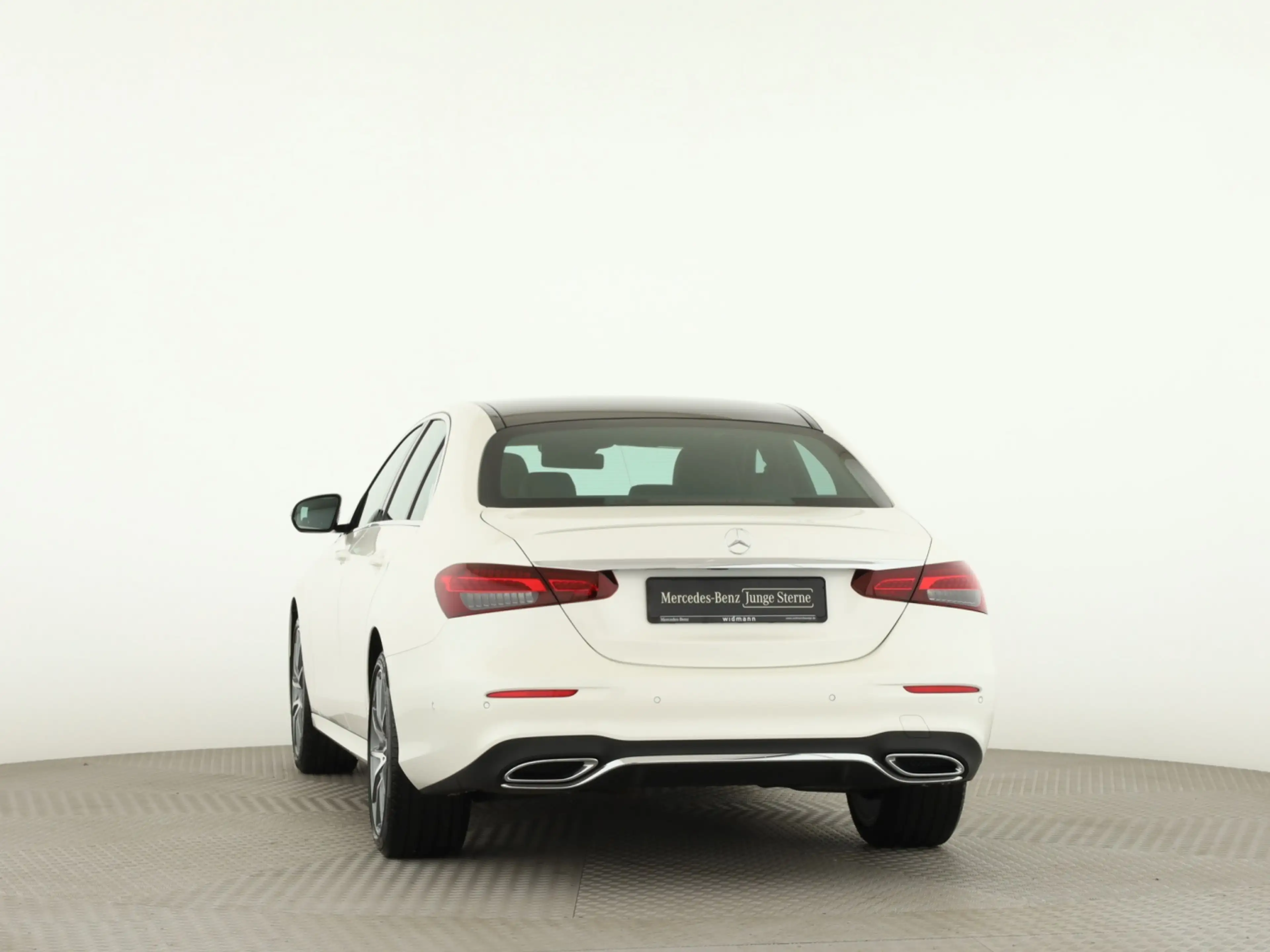 Mercedes-Benz E 220 d 4M *AMG*Panorama*Standheizung*360°Kamera — photo 4