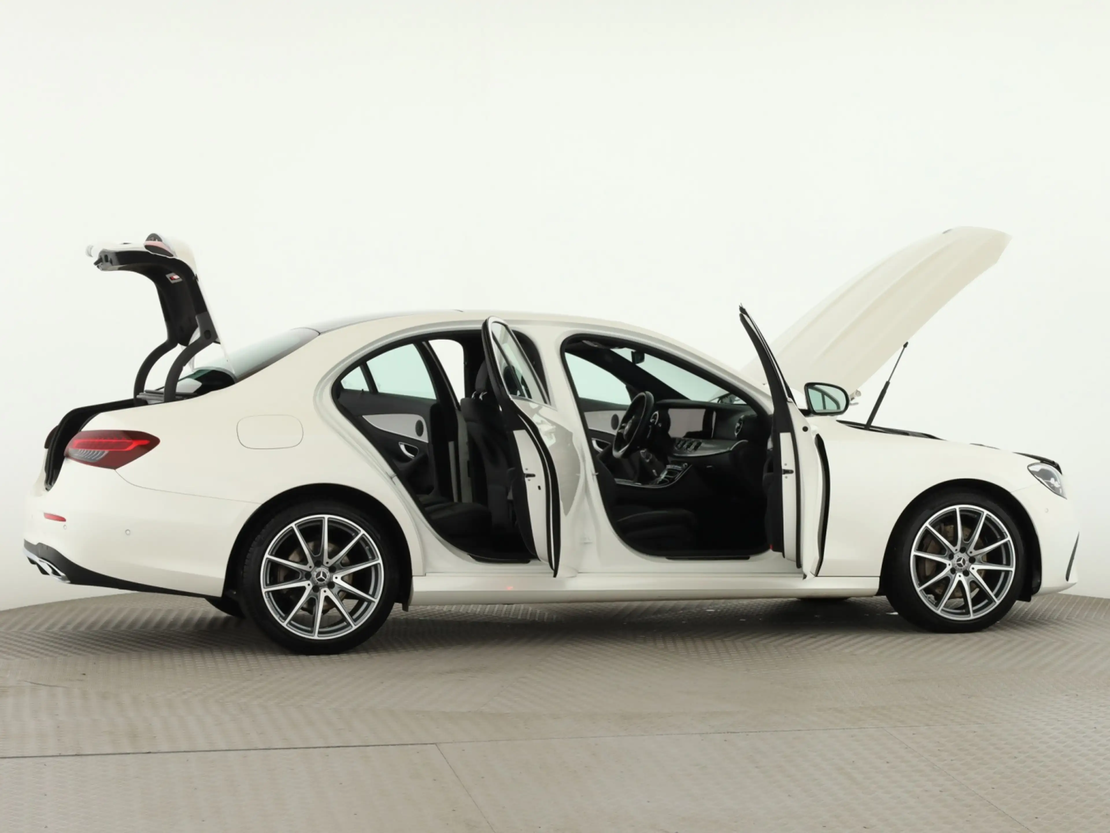 Mercedes-Benz E 220 d 4M *AMG*Panorama*Standheizung*360°Kamera — photo 8