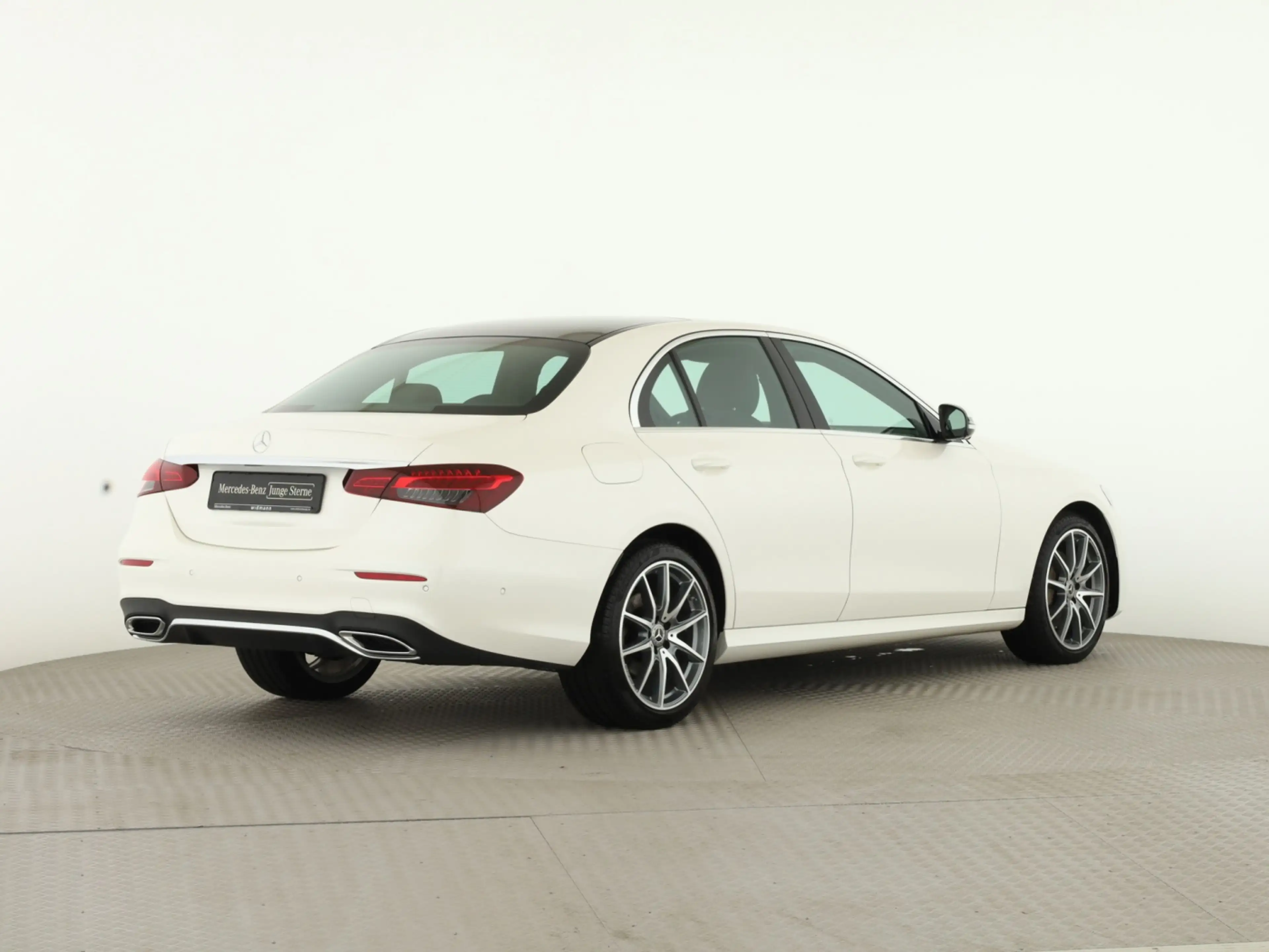 Mercedes-Benz E 220 d 4M *AMG*Panorama*Standheizung*360°Kamera — photo 6