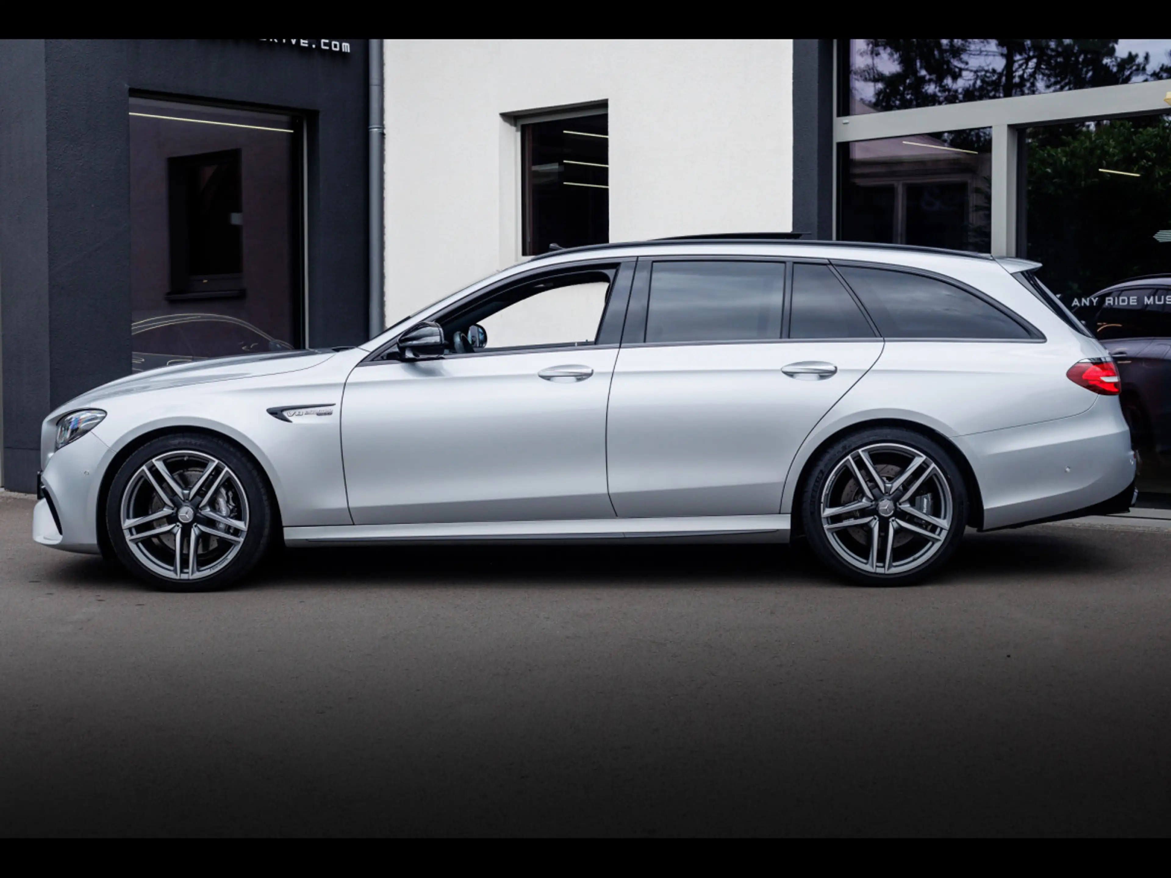 Mercedes-Benz E 63 AMG T-MODELL 4M+°NIGHT°360°PANO°HUD°BURM — photo 2