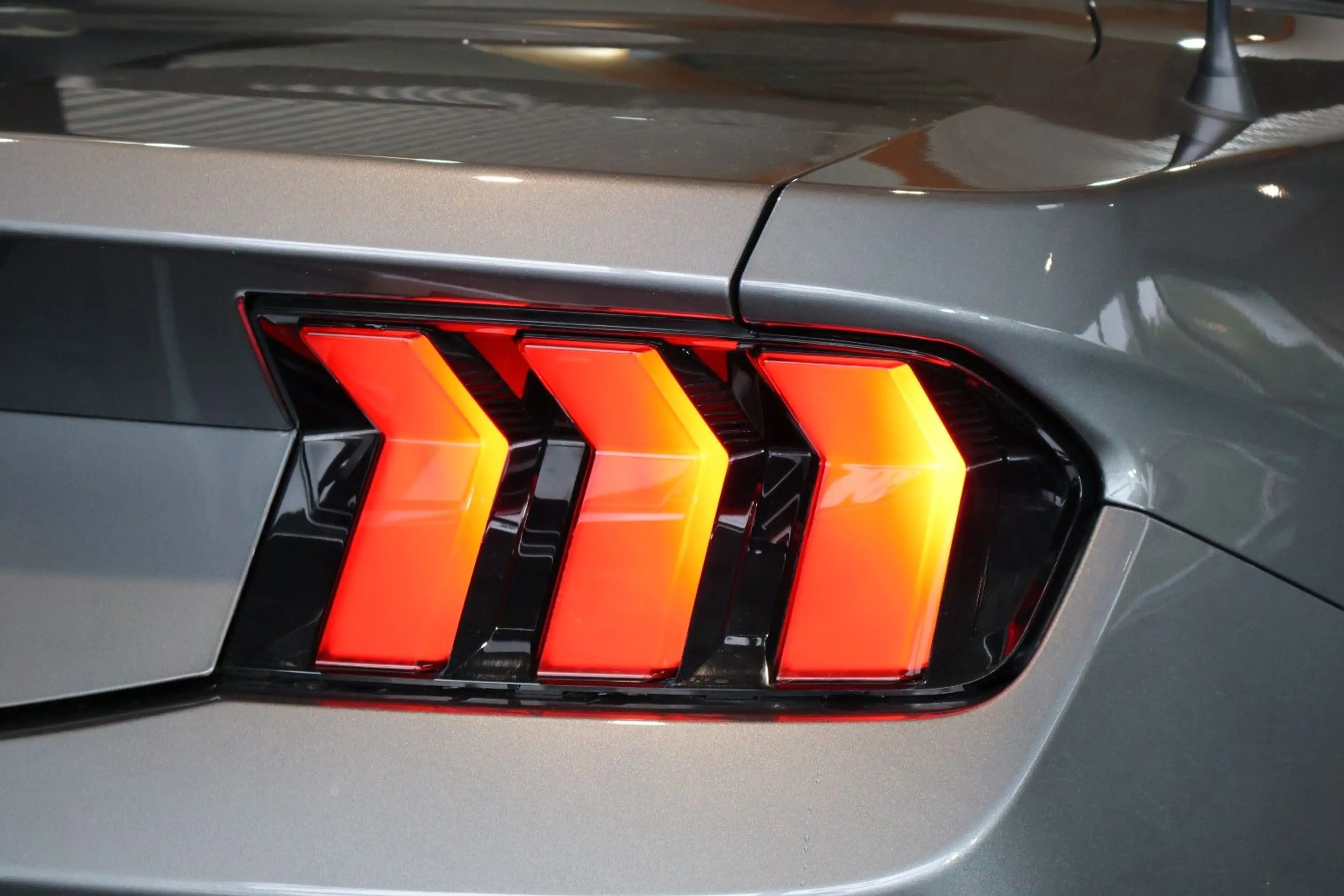 Ford Mustang 2.3L EcoBoost LED/RFK/CARPLAY/KAMERA — photo 9