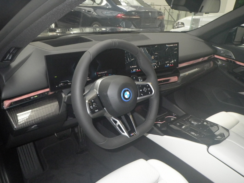 BMW 550 e xDrive Touring Sportpaket HUD AD AHK-klappbar AH — photo 8