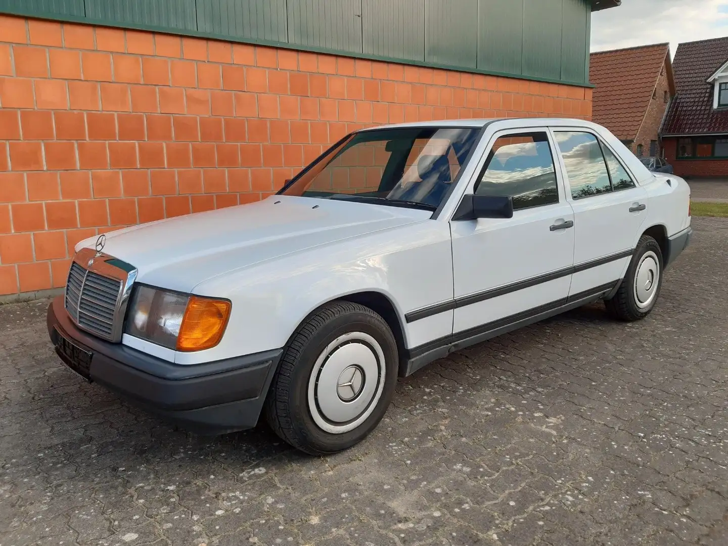 Mercedes-Benz 250 D -124 Aut. 1.Hand - scheckheftgepflegt Alb - 1