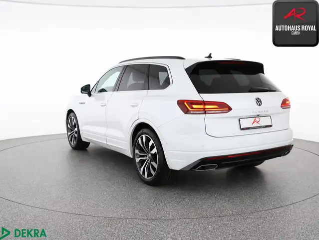 Volkswagen Touareg view 3