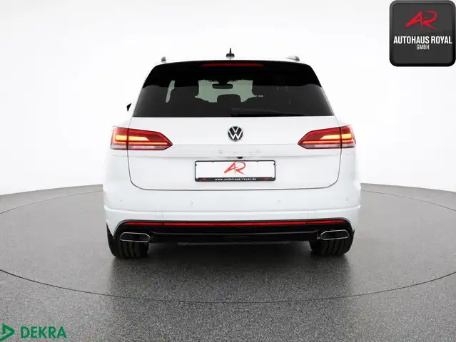 Volkswagen Touareg view 4