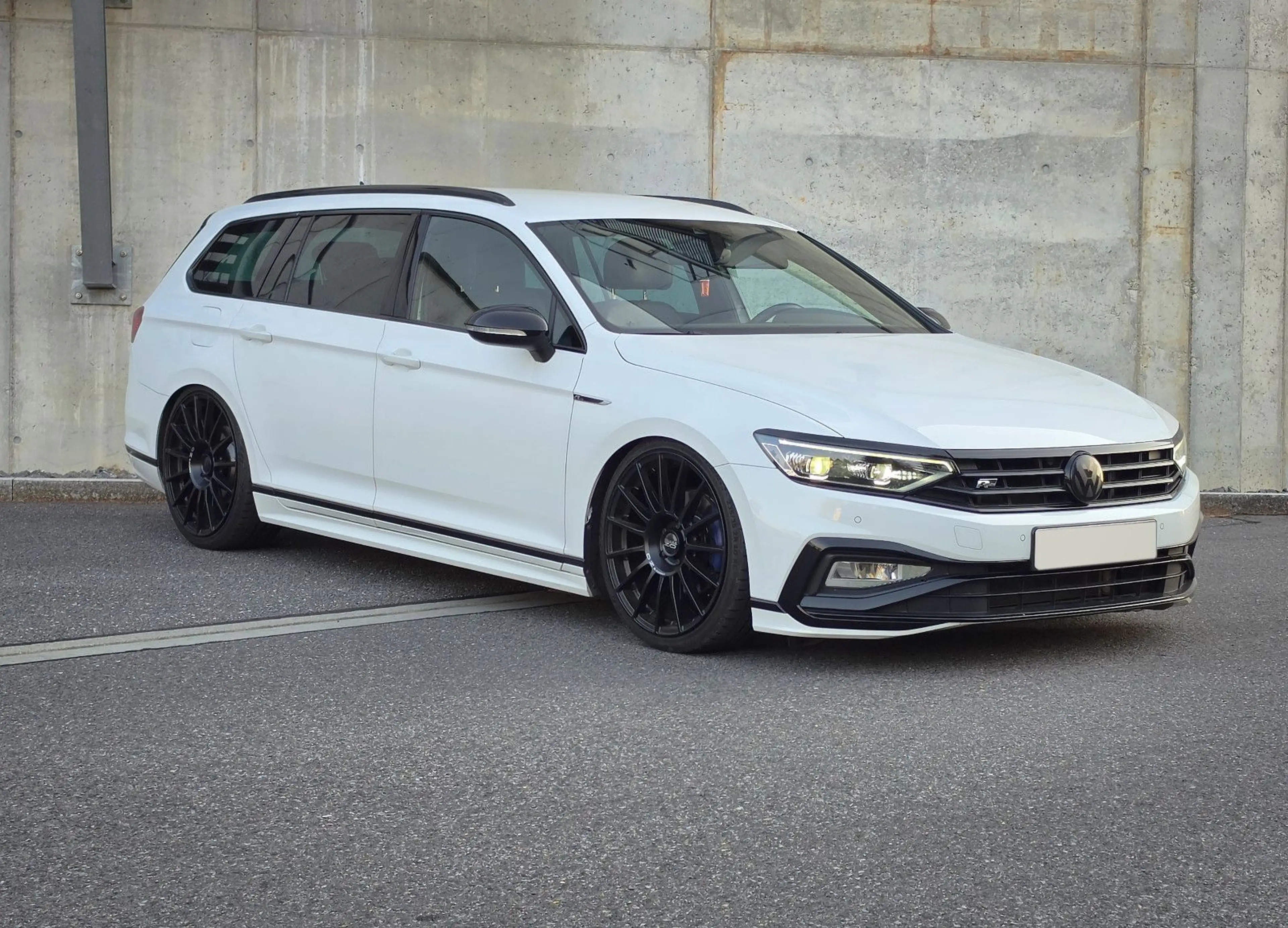 Volkswagen Passat Variant 2.0 TDI R-Line Edition 4Motion — photo 2