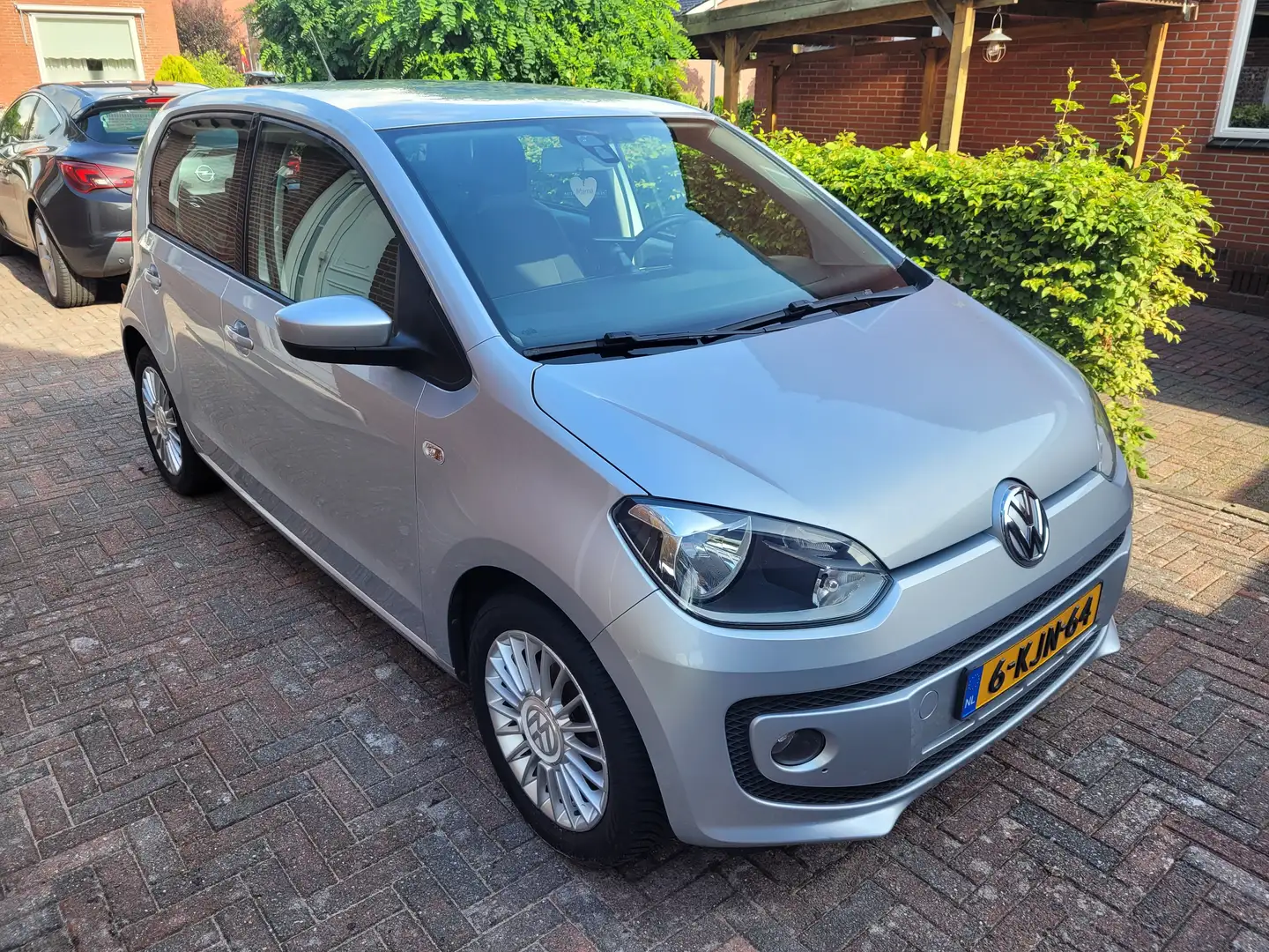 Volkswagen up! up! 1.0 high up! BlueM. Argintiu - 2