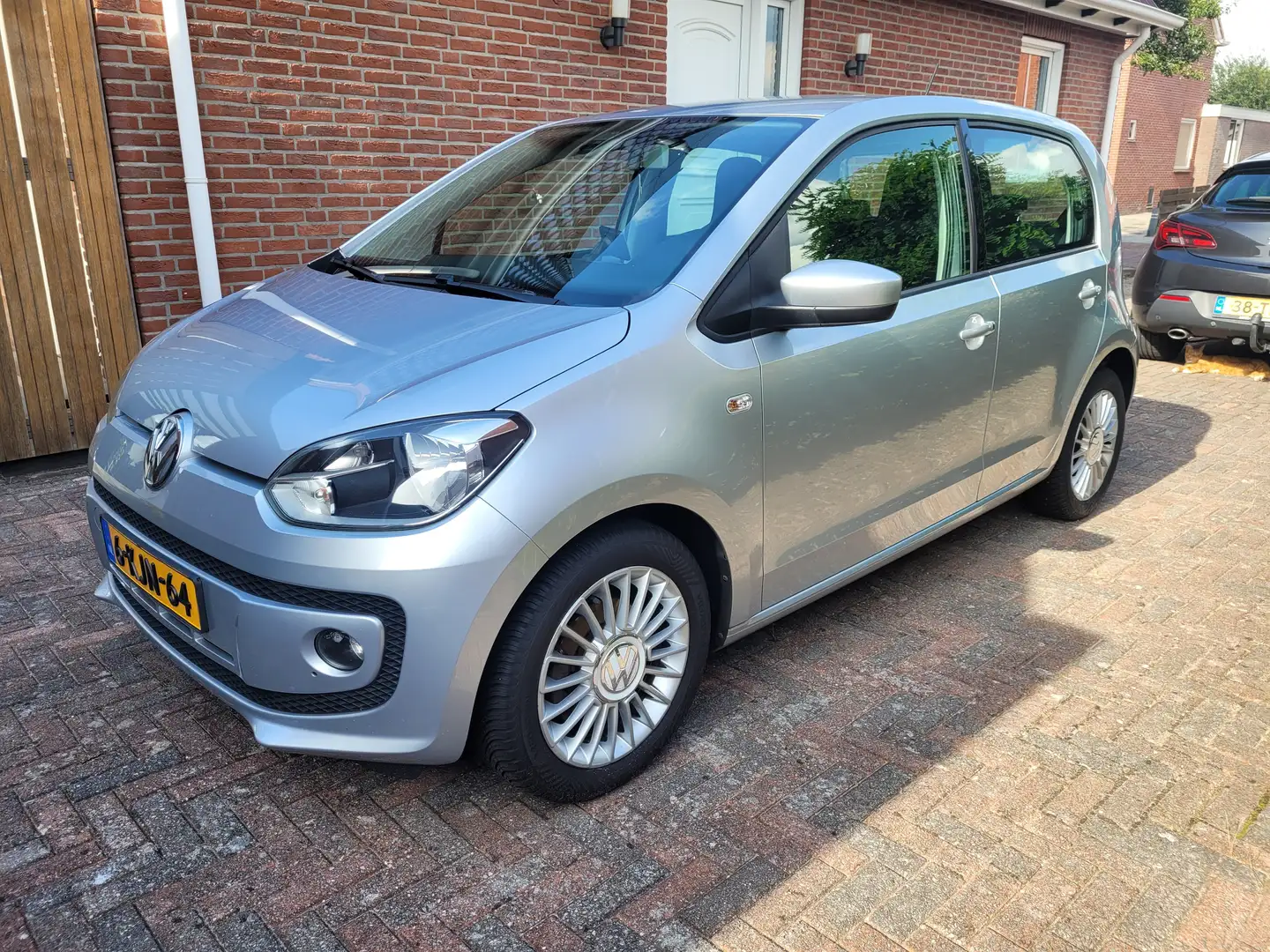 Volkswagen up! up! 1.0 high up! BlueM. Argintiu - 1