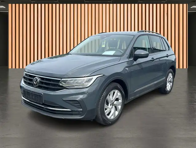 Volkswagen Tiguan view 2