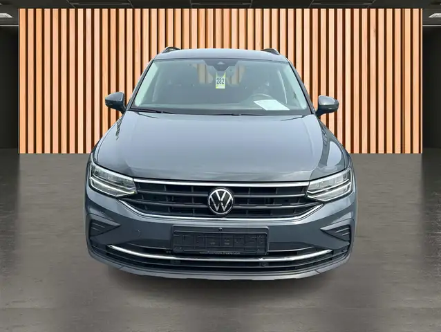 Volkswagen Tiguan view 4
