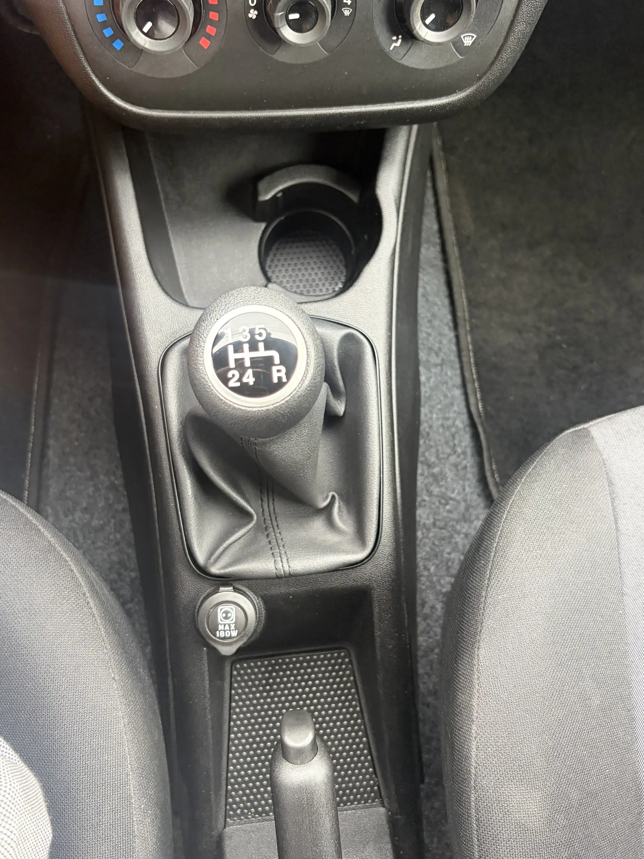 Fiat Punto 1.2i Young II --50.000Kms-- **Gps--Radar--Clim** G — photo 15