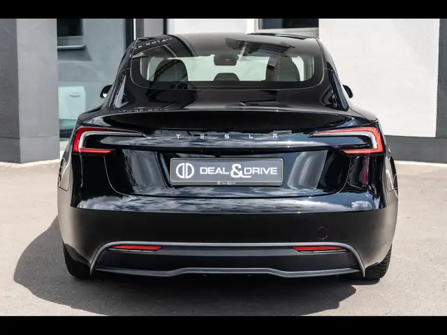 Tesla Model 3 view 4