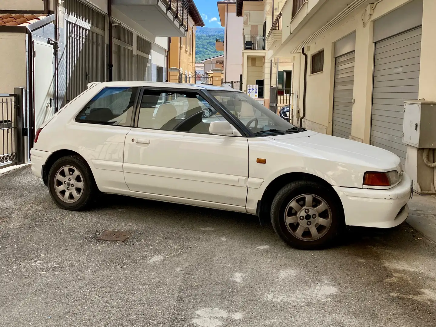 Mazda 323 323 3p 1.8 4wd Blanc - 2