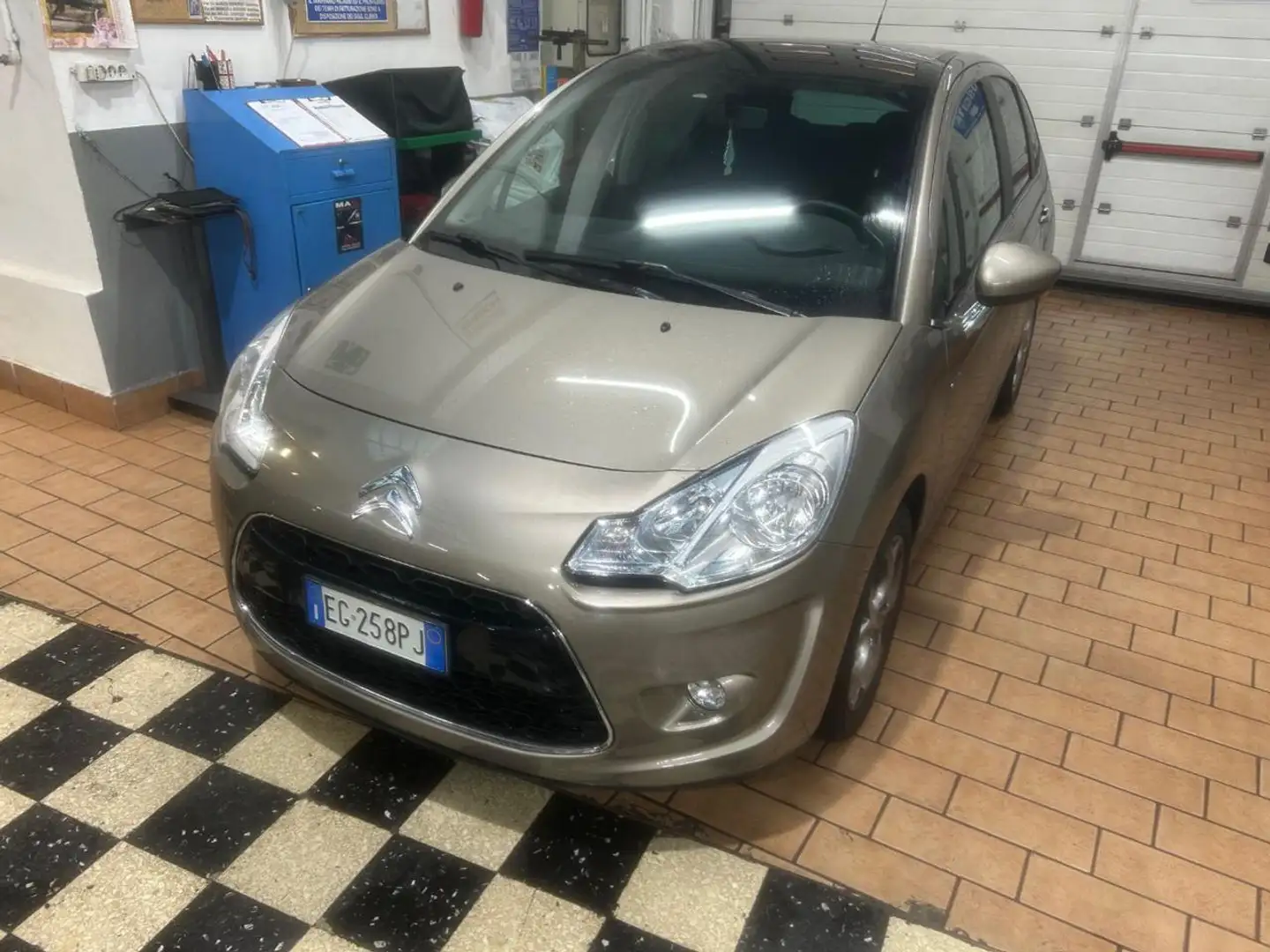 Citroen C3 1.4 VTi 95 Exclusive Beige - 1