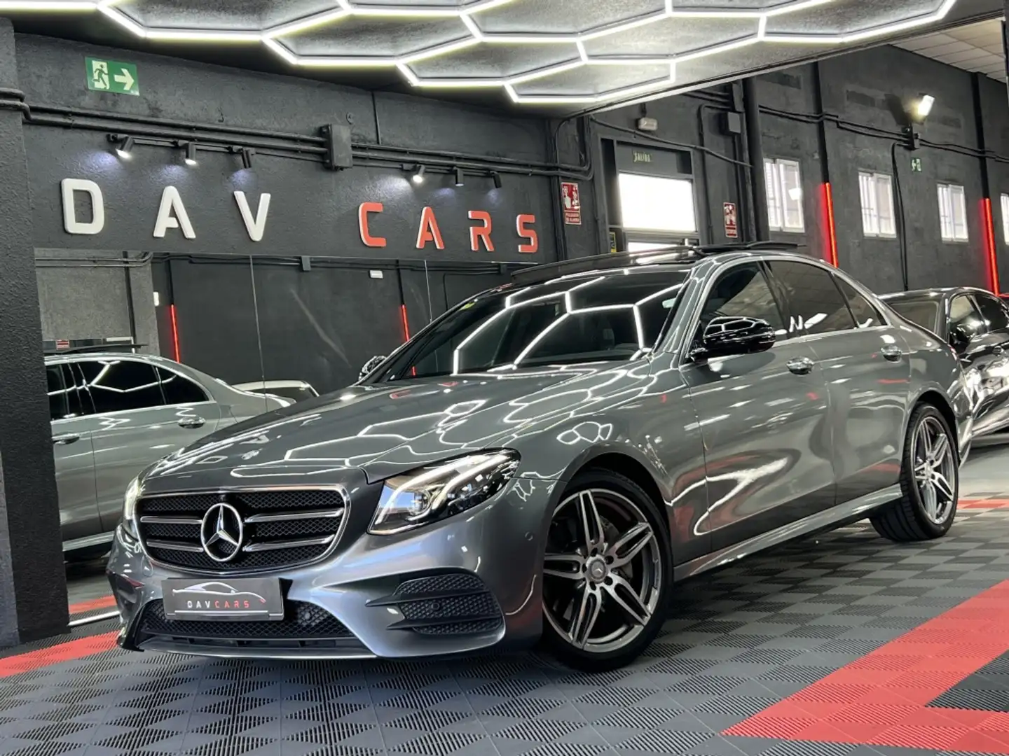 Mercedes-Benz E 220 220d 9G-Tronic 194 Grau - 1