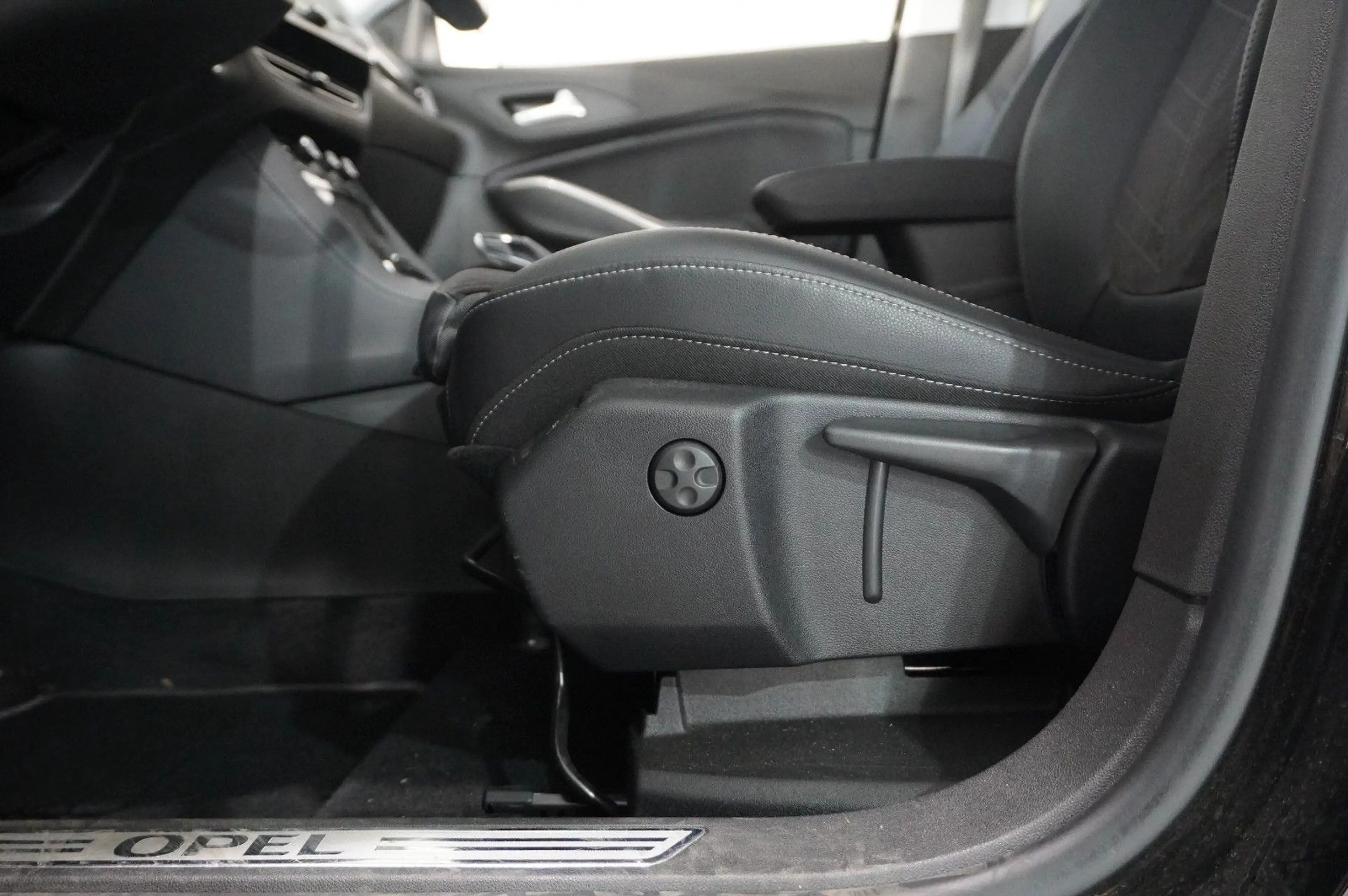 Opel Grandland X ULTIMATE 4HYBRID NAVI/LED/SPORT/SH — photo 15