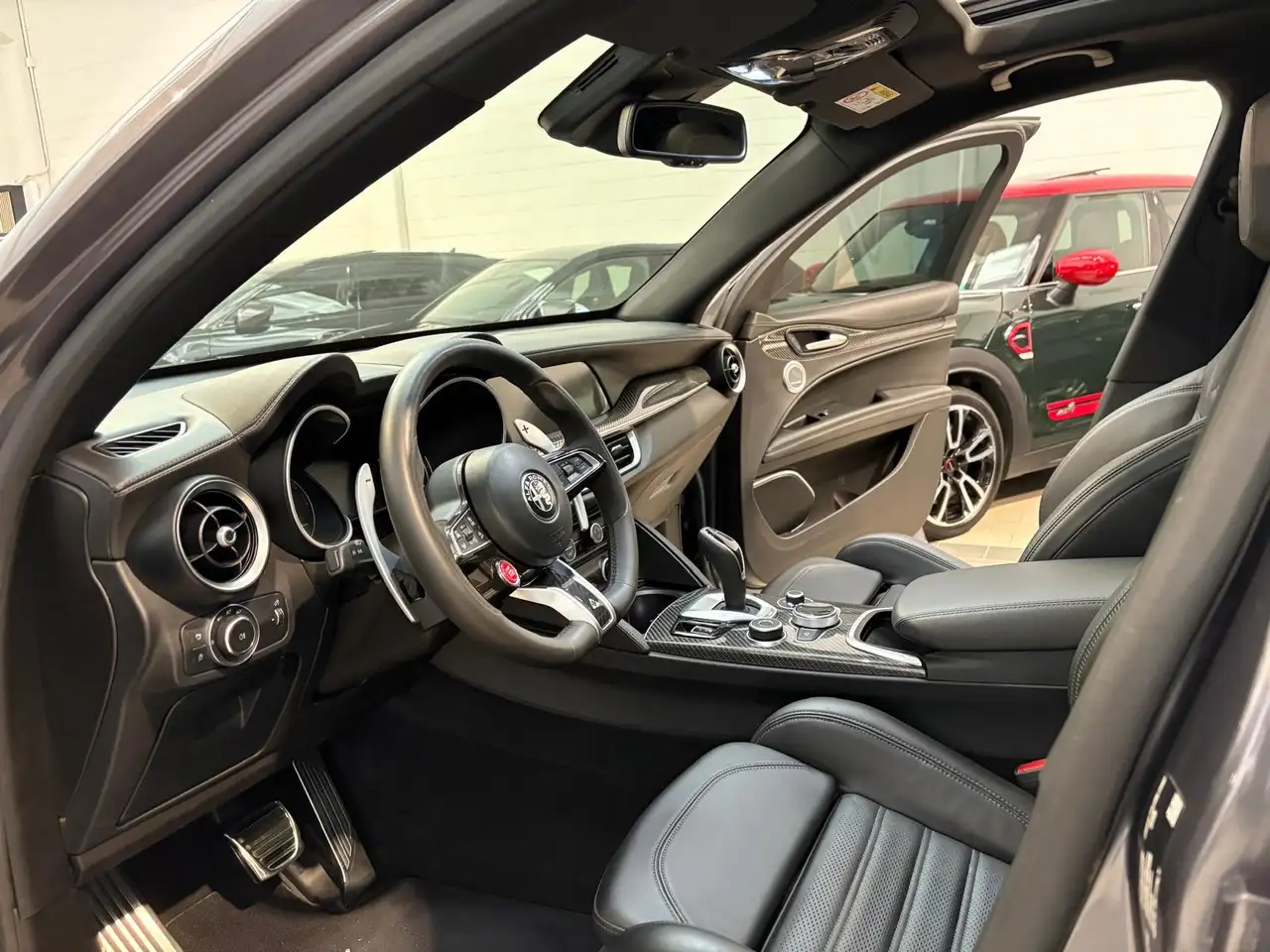Alfa Romeo Stelvio 2023 — фото 11