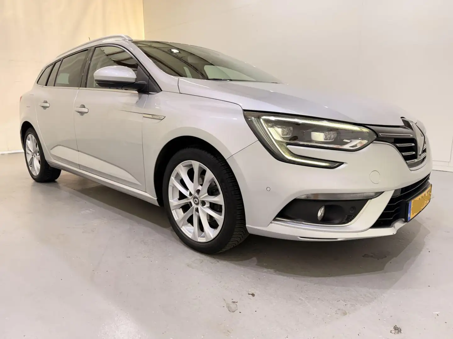 Renault Megane SW 1.3 TCe 140 GT Line Aut Grijs - 1