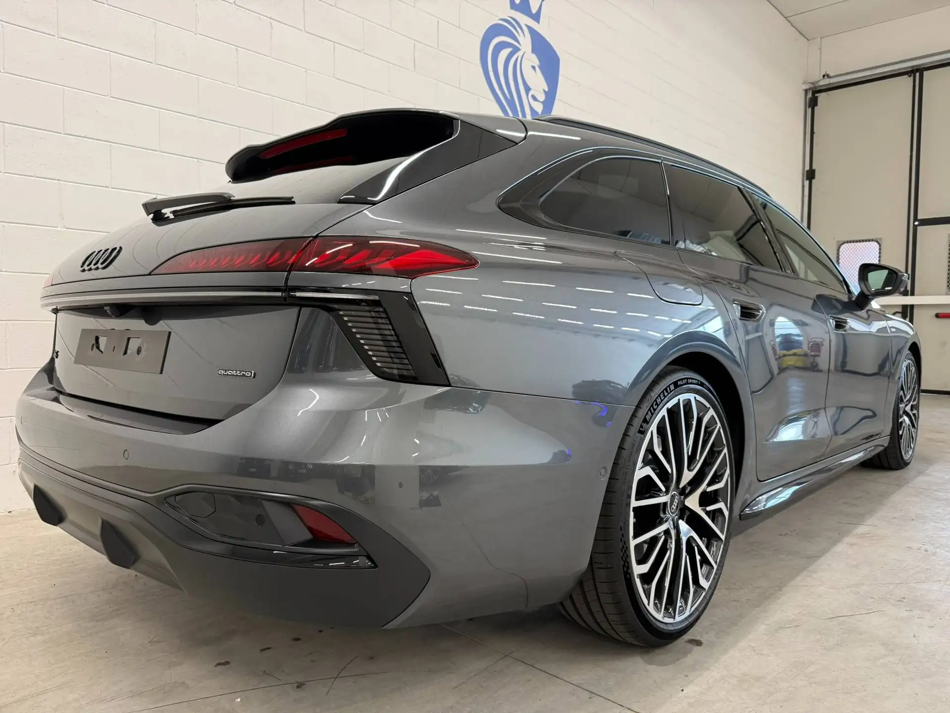 Audi A6 2026 건메탈 사진 4