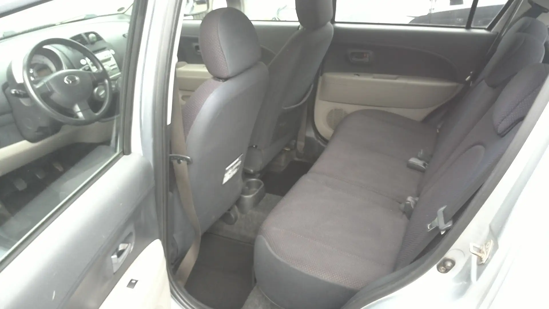 Daihatsu Sirion 1.0 srebrna - 1