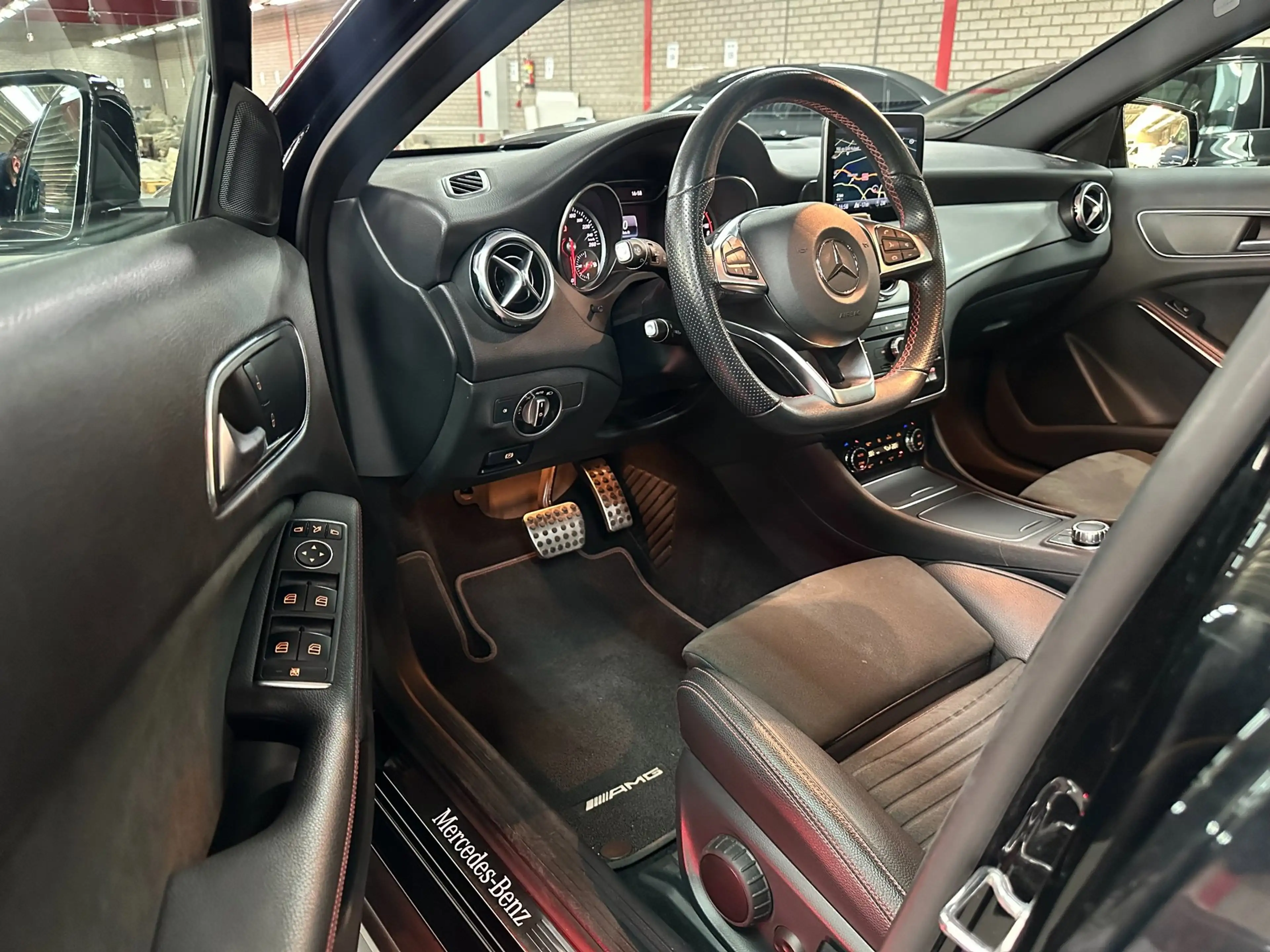 Mercedes-Benz GLA 180 Business Solution, AMG, Pano, Xenon — photo 11